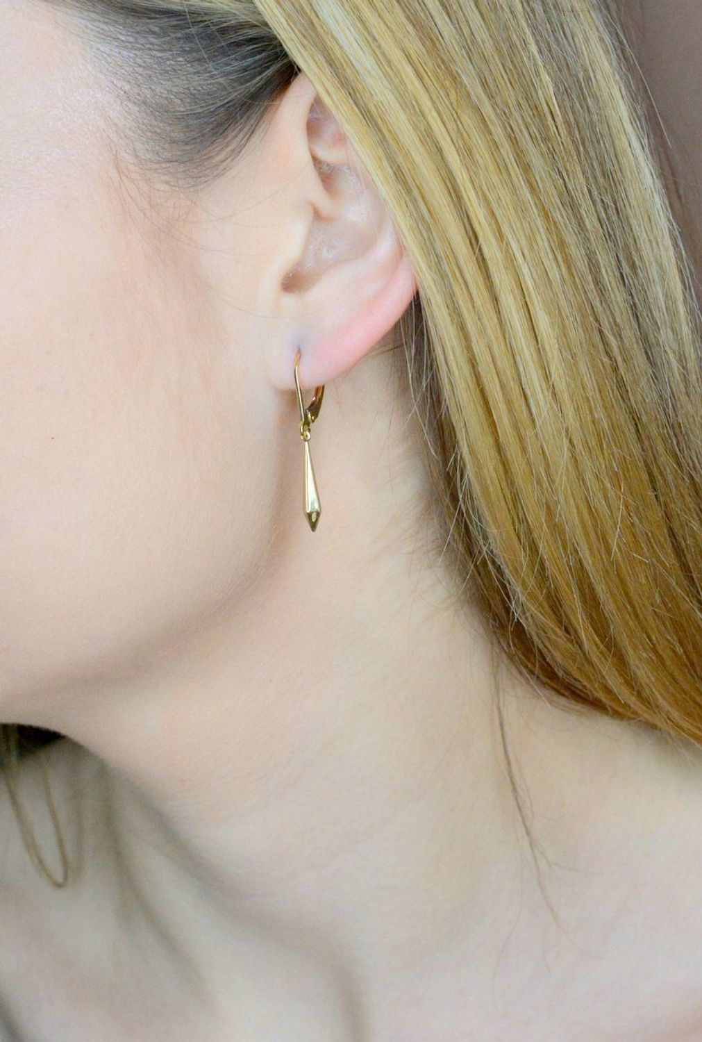 Złote kolczyki 585 wiszące kły DIA-KLC-9753-585. Złote kolczyki wykonane z najwyższej jakości żółtego złota, próba 585, waga około 1,26 gram. Kolczyki w minimalistycznym stylu, wpisujące się w obecne trendy modowe. Idealne kolczyki n.jpg