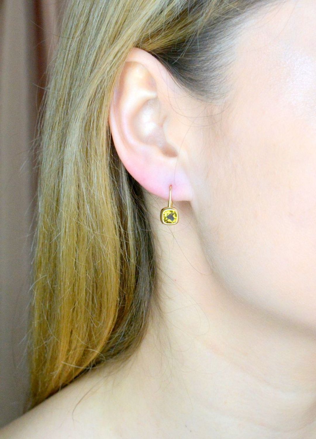 Złote kolczyki 585 wiszące fioletowe kwadraciki DIA-KLC-9756-585.  Kolczyki zostały wykonane z najwyższej jakości 14-karatowego żółtego złota, próba 585. Kolczyki posiadają wygodne zapięcie na bigiel. Długość kolczyków wynosi 1,5 cm..jpg