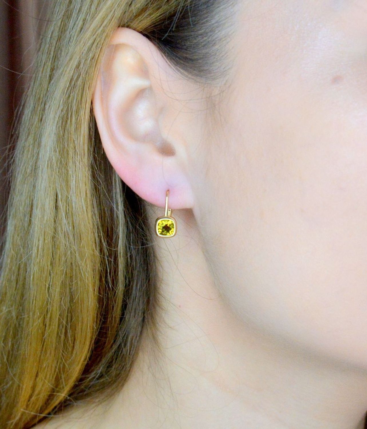 Złote kolczyki 585 wiszące fioletowe kwadraciki DIA-KLC-9756-585.  Kolczyki zostały wykonane z najwyższej jakości 14-karatowego żółtego złota, próba 585. Kolczyki posiadają wygodne zapięcie na bigiel. Długość kolczyków wynosi 1,5 cm..jpg