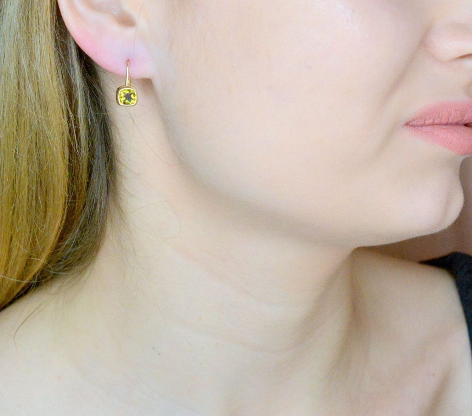 Złote kolczyki 585 wiszące fioletowe kwadraciki DIA-KLC-9756-585.  Kolczyki zostały wykonane z najwyższej jakości 14-karatowego żółtego złota, próba 585. Kolczyki posiadają wygodne zapięcie na bigiel. Długość kolczyków wynosi 1,5 cm..jpg