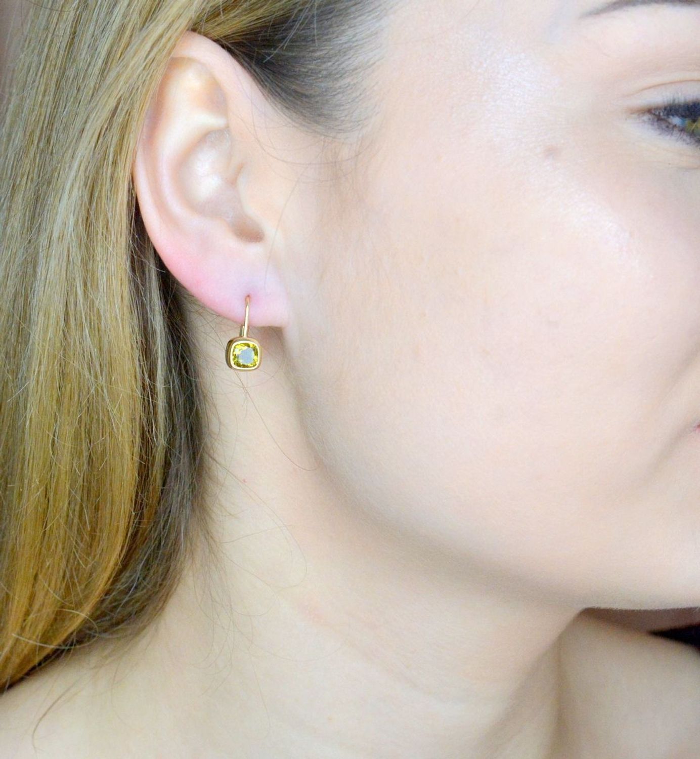 Złote kolczyki 585 wiszące fioletowe kwadraciki DIA-KLC-9756-585.  Kolczyki zostały wykonane z najwyższej jakości 14-karatowego żółtego złota, próba 585. Kolczyki posiadają wygodne zapięcie na bigiel. Długość kolczyków wynosi 1,5 cm..jpg