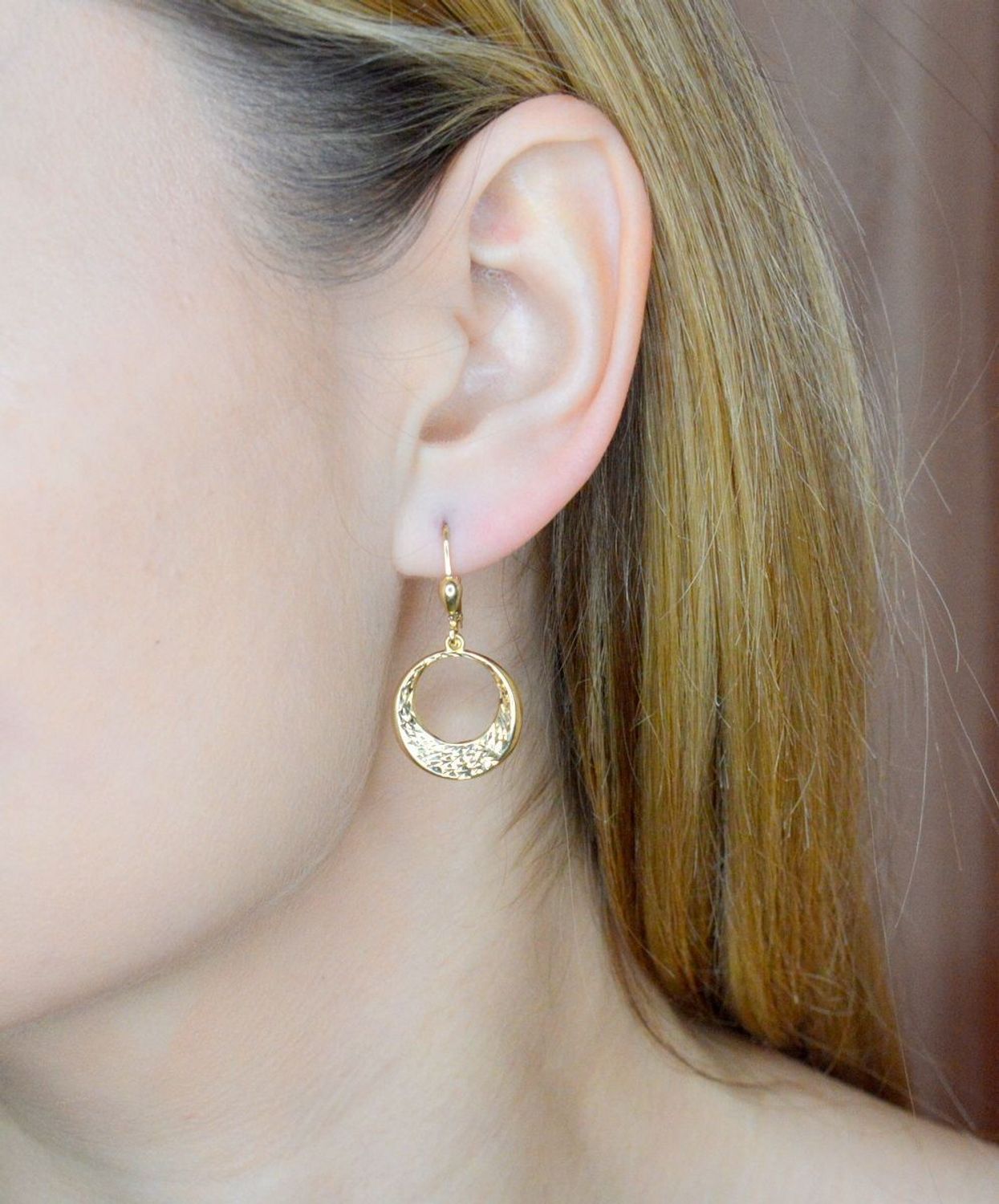 Złote kolczyki 585 wiszące kółeczka z grawerowaniem DIA-KLC-9757-585. Złote kolczyki wykonane z najwyższej jakości żółtego złota, próba 585, waga około 2,72 gram. Kolczyki w minimalistycznym stylu, wpisujące się w obecne trendy modow.jpg