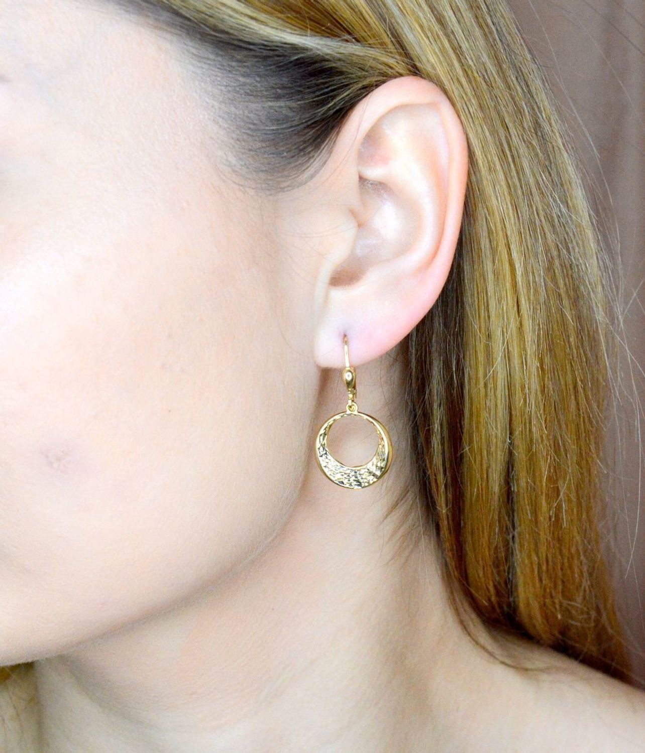 Złote kolczyki 585 wiszące kółeczka z grawerowaniem DIA-KLC-9757-585. Złote kolczyki wykonane z najwyższej jakości żółtego złota, próba 585, waga około 2,72 gram. Kolczyki w minimalistycznym stylu, wpisujące się w obecne trendy modow.jpg