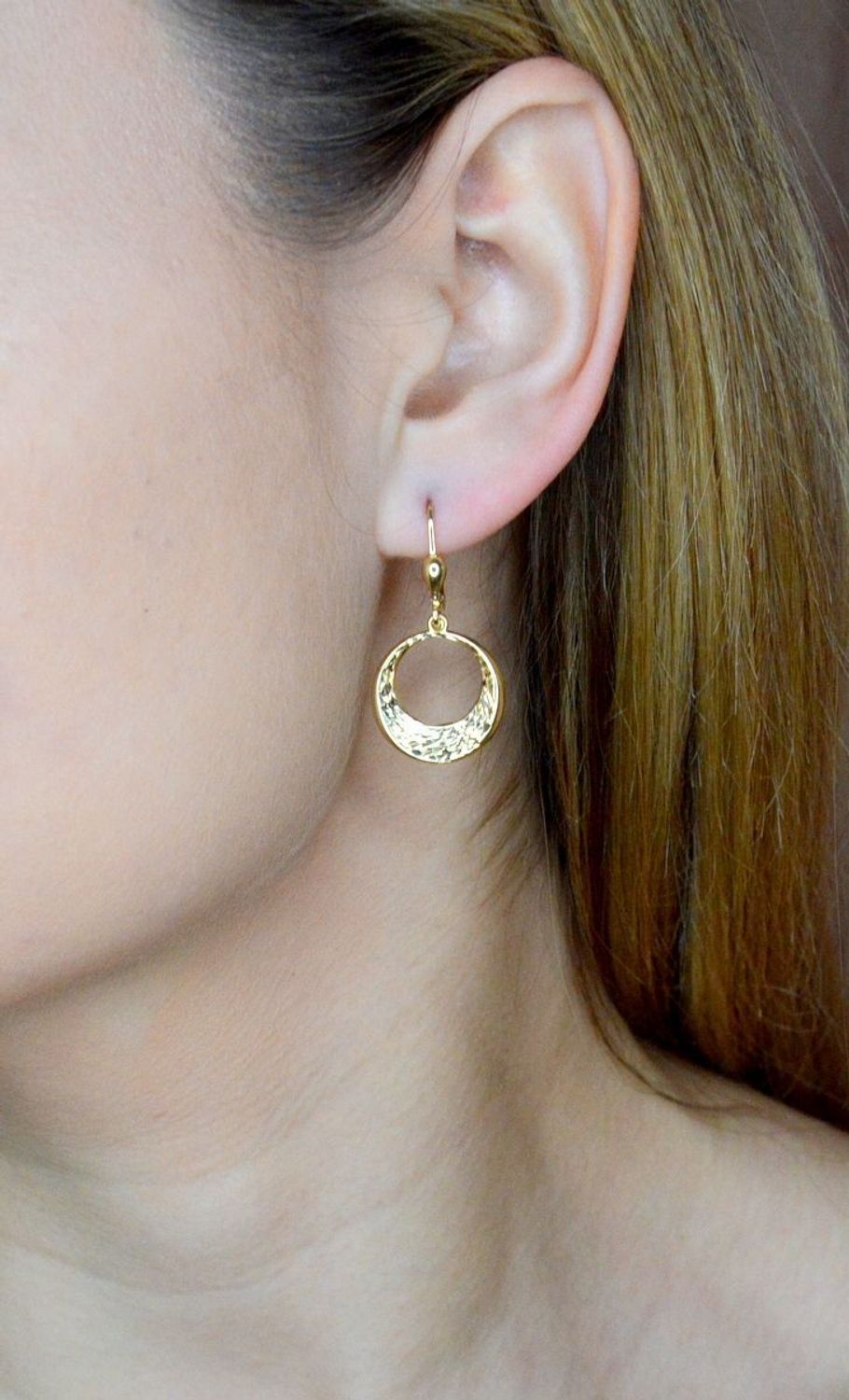 Złote kolczyki 585 wiszące kółeczka z grawerowaniem DIA-KLC-9757-585. Złote kolczyki wykonane z najwyższej jakości żółtego złota, próba 585, waga około 2,72 gram. Kolczyki w minimalistycznym stylu, wpisujące się w obecne trendy modow.jpg