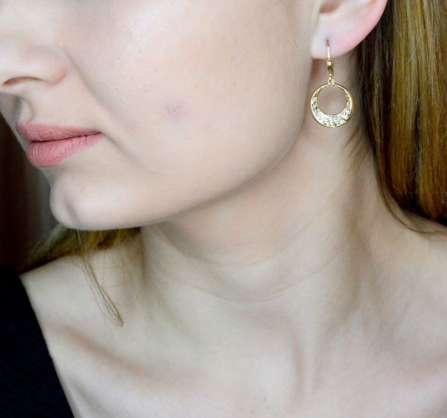 Złote kolczyki 585 wiszące kółeczka z grawerowaniem DIA-KLC-9757-585. Złote kolczyki wykonane z najwyższej jakości żółtego złota, próba 585, waga około 2,72 gram. Kolczyki w minimalistycznym stylu, wpisujące się w obecne trendy modow.jpg