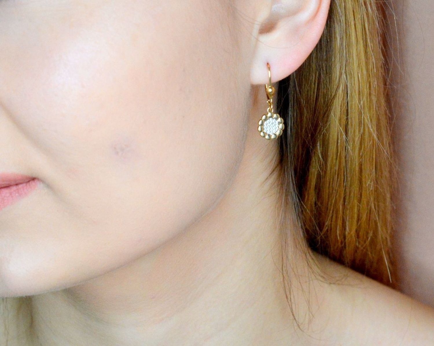 Złote kolczyki 585 wiszące kwiatki z białą cyrkonią DIA-KLC-9758-585. Złote kolczyki 585 z wiszącym ozdobnym kwiatkiem wypełnionym białymi cyrkoniami. Kolczyki zostały wykonane z najwyższej jakości 14-karatowego żółtego złota, próba.jpg