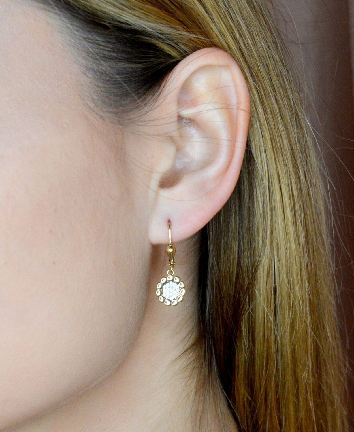 Złote kolczyki 585 wiszące kwiatki z białą cyrkonią DIA-KLC-9758-585. Złote kolczyki 585 z wiszącym ozdobnym kwiatkiem wypełnionym białymi cyrkoniami. Kolczyki zostały wykonane z najwyższej jakości 14-karatowego żółtego złota, próba.jpg