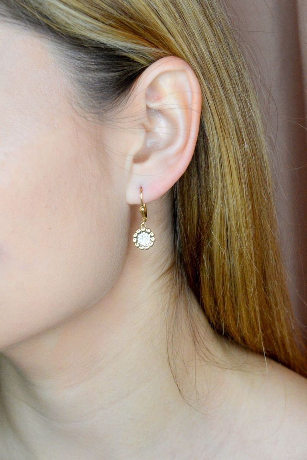 Złote kolczyki 585 wiszące kwiatki z białą cyrkonią DIA-KLC-9758-585. Złote kolczyki 585 z wiszącym ozdobnym kwiatkiem wypełnionym białymi cyrkoniami. Kolczyki zostały wykonane z najwyższej jakości 14-karatowego żółtego złota, próba.jpg