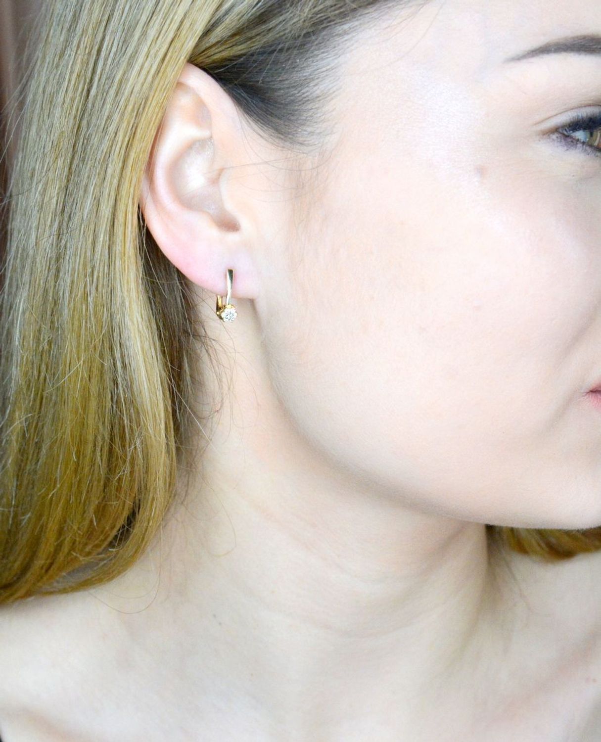 Złote kolczyki 585 angielskie z drobnym kwiatkiem DIA-KLC-9759-585. Złote kolczyki wykonane z najwyższej jakości żółtego złota, próba 585, waga około 1,63 gram. Kolczyki w minimalistycznym stylu, wpisujące się w obecne trendy modowe..jpg