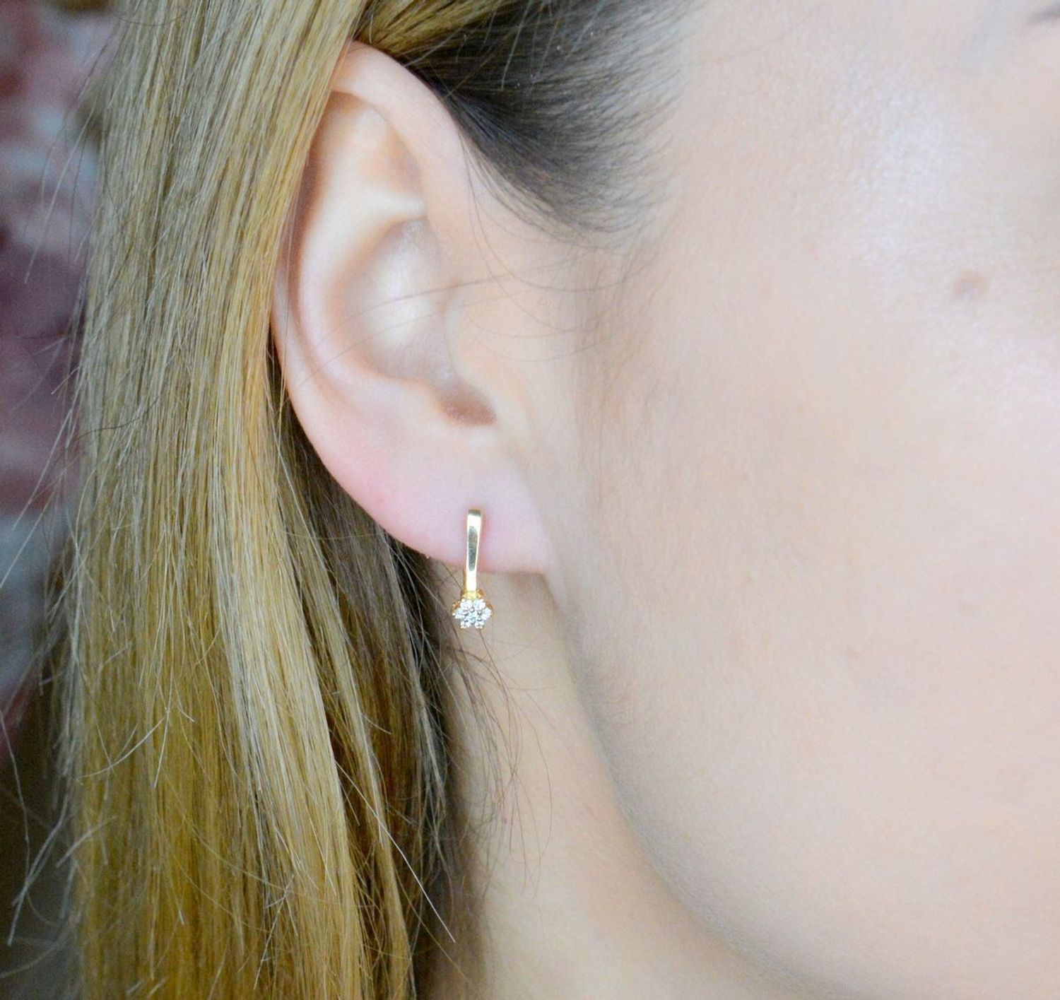 Złote kolczyki 585 angielskie z drobnym kwiatkiem DIA-KLC-9759-585. Złote kolczyki wykonane z najwyższej jakości żółtego złota, próba 585, waga około 1,63 gram. Kolczyki w minimalistycznym stylu, wpisujące się w obecne trendy modowe..jpg