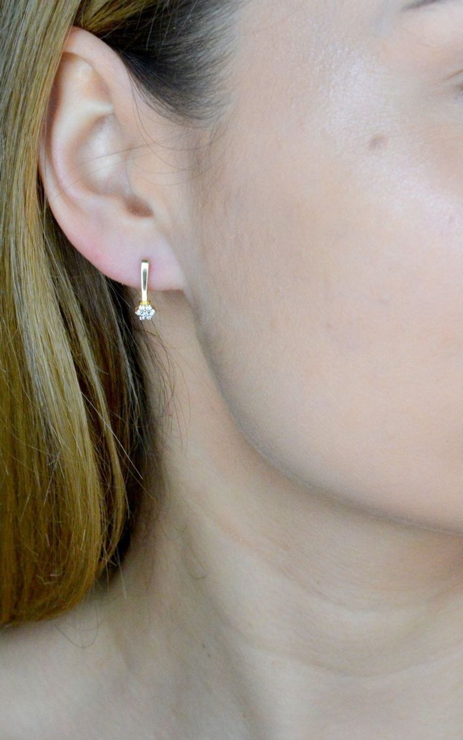 Złote kolczyki 585 angielskie z drobnym kwiatkiem DIA-KLC-9759-585. Złote kolczyki wykonane z najwyższej jakości żółtego złota, próba 585, waga około 1,63 gram. Kolczyki w minimalistycznym stylu, wpisujące się w obecne trendy modowe..jpg