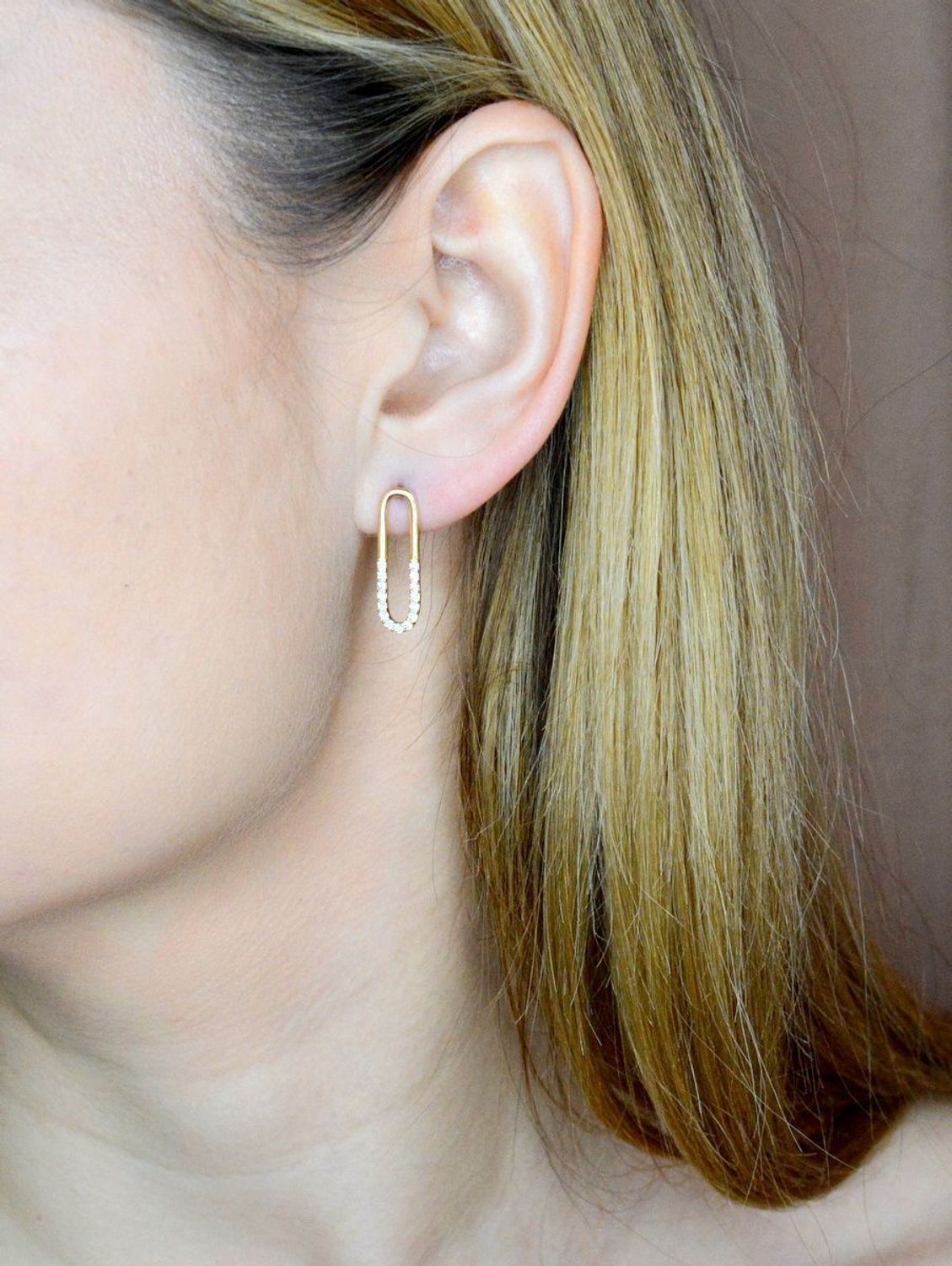 Złote kolczyki 585 podłużne wkrętki z cyrkoniami DIA-KLC-9760-585. Złote kolczyki wykonane z wysokiej jakości złota próba 585, waga około 1,91. Kolczyki w minimalistycznym stylu, wpisujące się w obecne trendy modowe. Idealne kolczyki.jpg