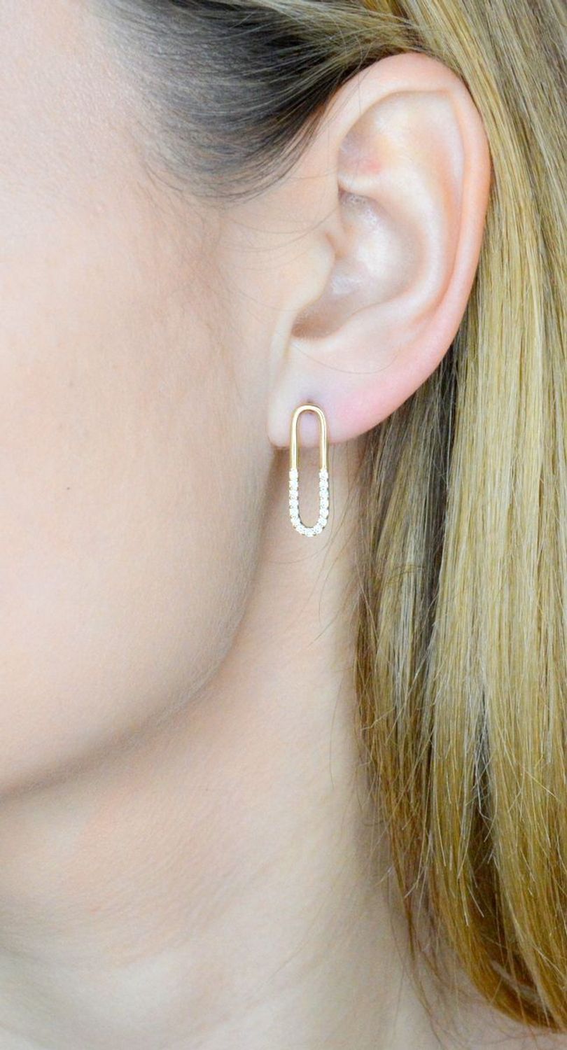 Złote kolczyki 585 podłużne wkrętki z cyrkoniami DIA-KLC-9760-585. Złote kolczyki wykonane z wysokiej jakości złota próba 585, waga około 1,91. Kolczyki w minimalistycznym stylu, wpisujące się w obecne trendy modowe. Idealne kolczyki.jpg