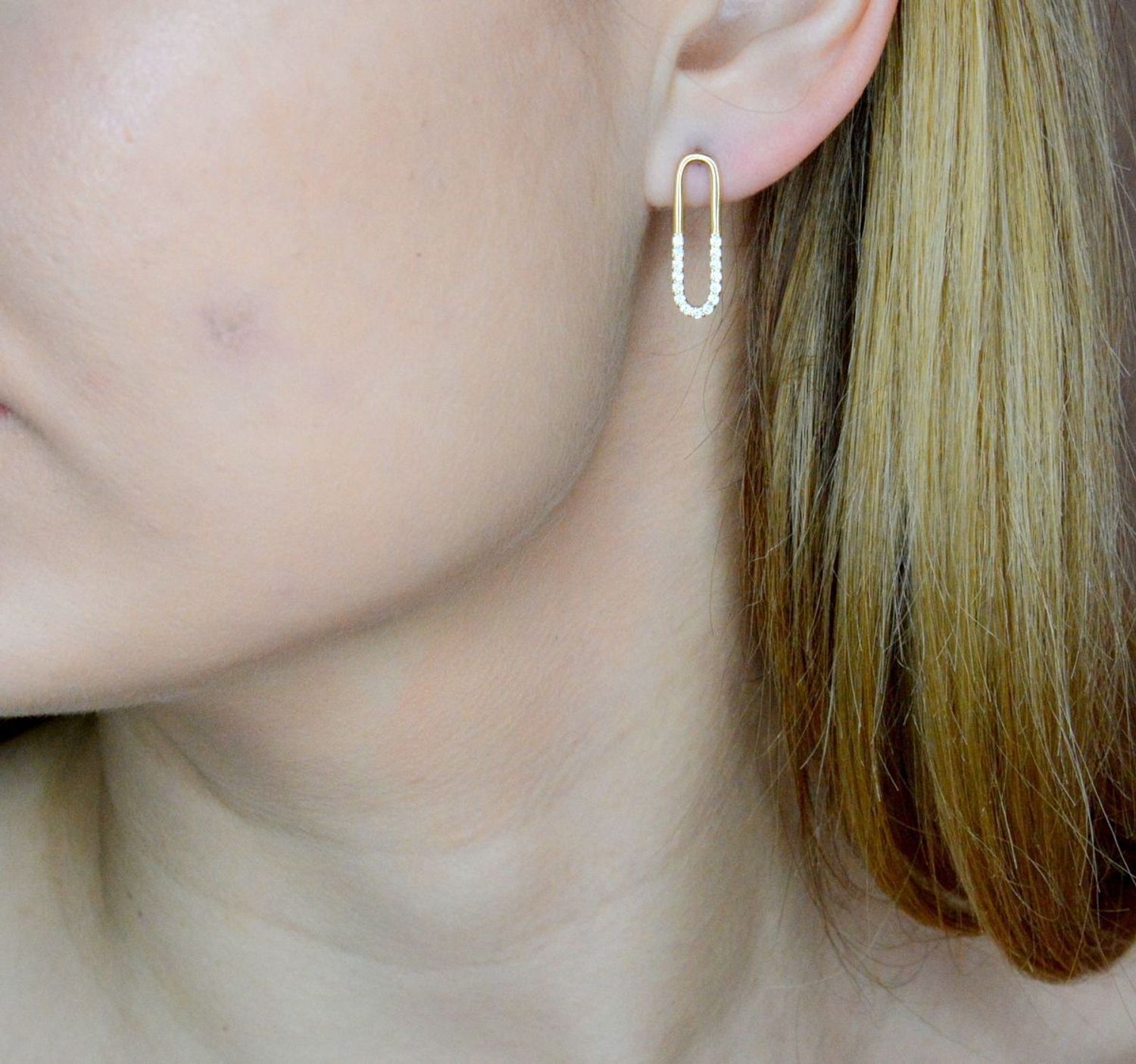 Złote kolczyki 585 podłużne wkrętki z cyrkoniami DIA-KLC-9760-585. Złote kolczyki wykonane z wysokiej jakości złota próba 585, waga około 1,91. Kolczyki w minimalistycznym stylu, wpisujące się w obecne trendy modowe. Idealne kolczyki.jpg