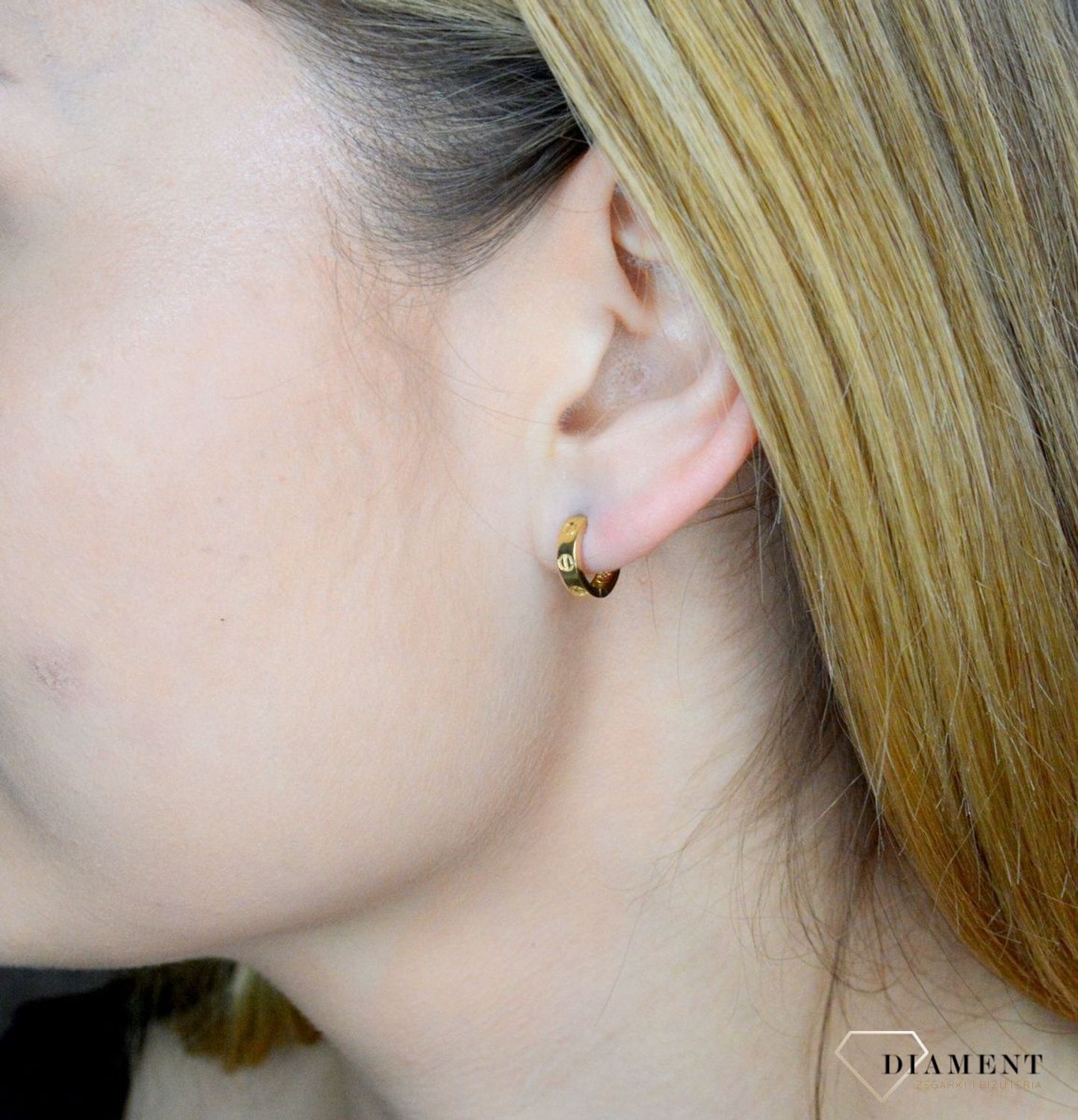 Złote kolczyki 585 małe kółeczka z ozdobnym grawerowaniem DIA-KLC-9762-585. Uniwersalne złote, gładkie kolczyki próby 585 z motywem koła można skompletować z naszyjnikiem lub bransoletką, aby tworzyć wyjątkowe zestawy - idealne do ró.jpg