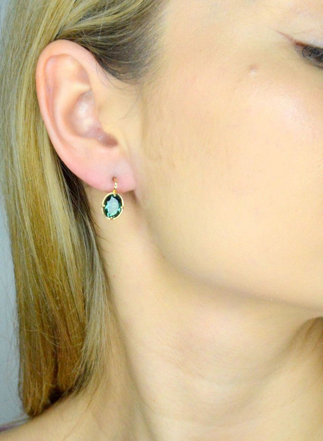 Kolczyki złote owalne zielone próba 585, DIA-KLC-9763-585 Stylowe kolczyki wykonane z wysokiej jakości złota próby 585. Kolczyki mają owalny kształt z zielonym kryształkiem. Kolczyki to ponadc.jpg