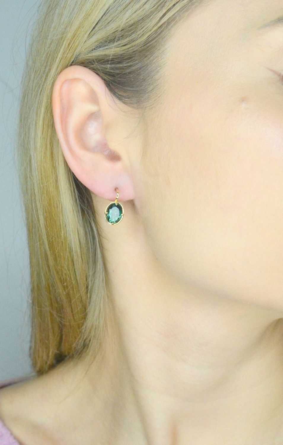 Kolczyki złote owalne zielone próba 585, DIA-KLC-9763-585 Stylowe kolczyki wykonane z wysokiej jakości złota próby 585. Kolczyki mają owalny kształt z zielonym kryształkiem. Kolczyki to ponadc.jpg