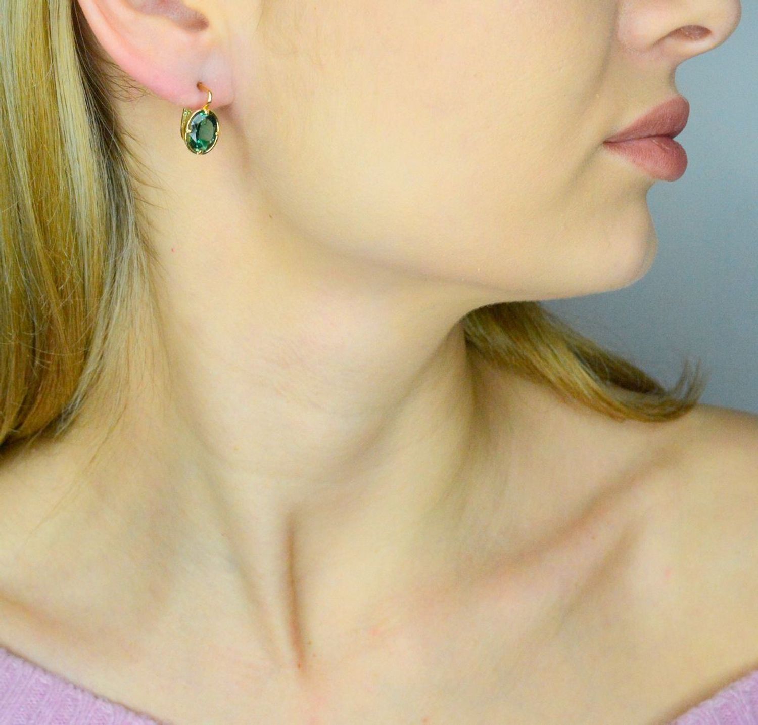 Kolczyki złote owalne zielone próba 585, DIA-KLC-9763-585 Stylowe kolczyki wykonane z wysokiej jakości złota próby 585. Kolczyki mają owalny kształt z zielonym kryształkiem. Kolczyki to ponadc.jpg