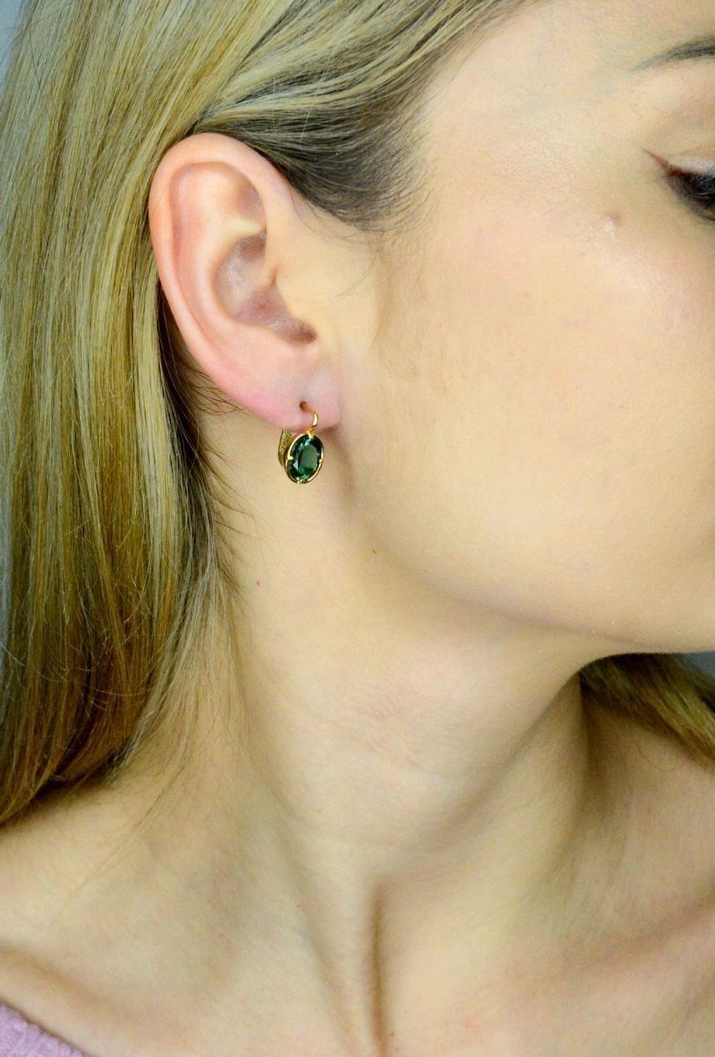 Kolczyki złote owalne zielone próba 585, DIA-KLC-9763-585 Stylowe kolczyki wykonane z wysokiej jakości złota próby 585. Kolczyki mają owalny kształt z zielonym kryształkiem. Kolczyki to ponadc.jpg