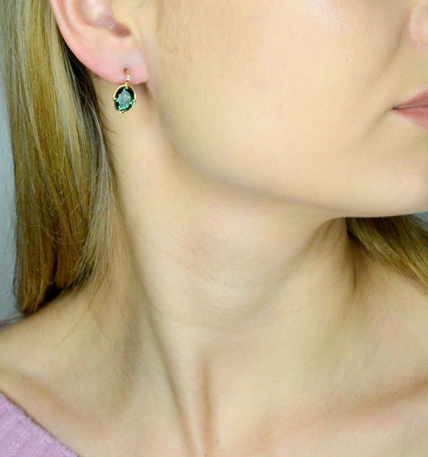 Kolczyki złote owalne zielone próba 585, DIA-KLC-9763-585 Stylowe kolczyki wykonane z wysokiej jakości złota próby 585. Kolczyki mają owalny kształt z zielonym kryształkiem. Kolczyki to ponadc.jpg