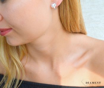 Srebrne kolczyki dla dziewczynki 'Hello Kitty' DIA-KLC-9809-925. Te kolczyki oczarują każdą małą modnisie. Kolczyki z motywem postaci z bajki to świetny upominek na prezent. Kolczyki na angielskie zapięcie1.JPG