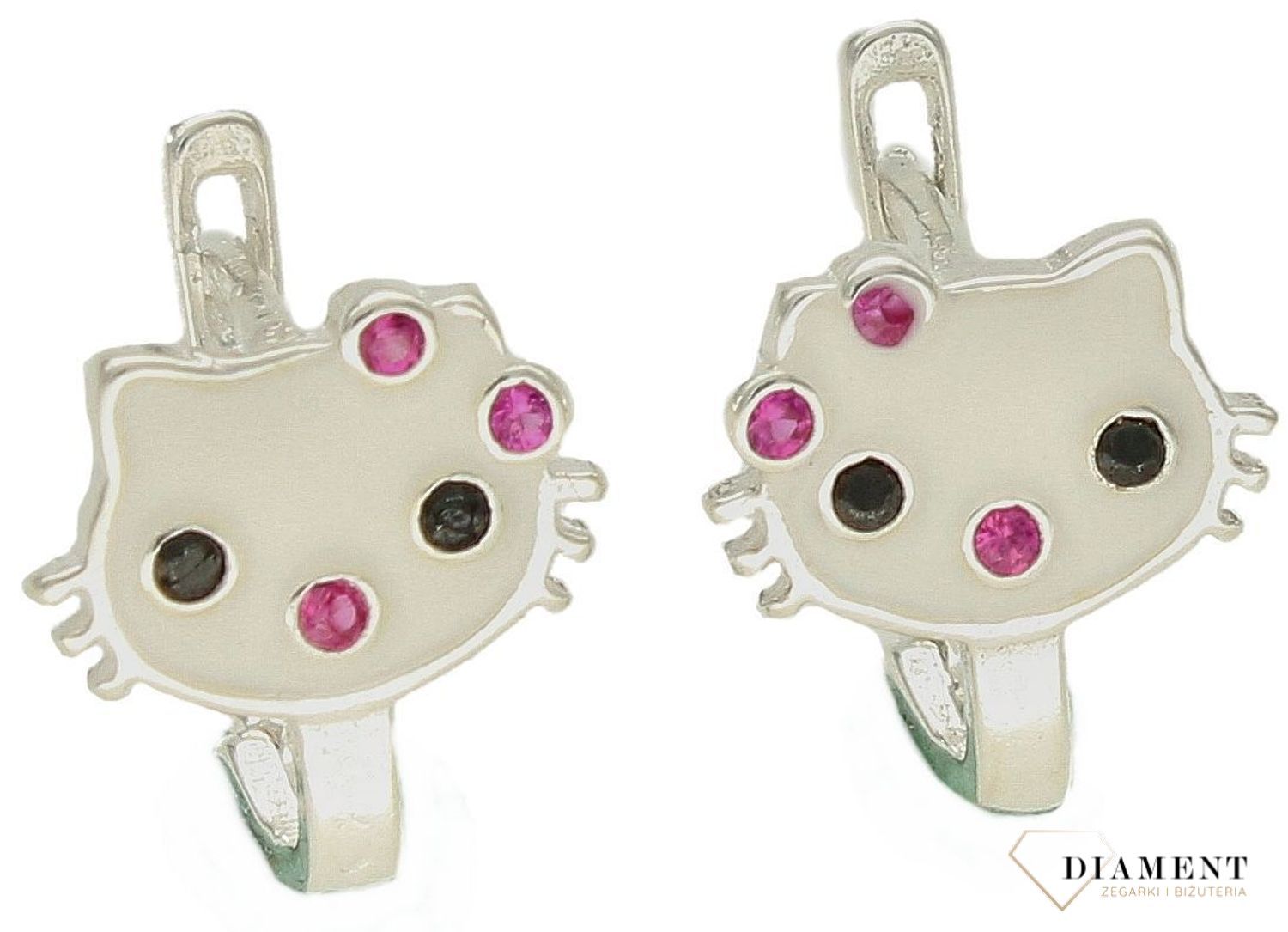 Srebrne kolczyki dla dziewczynki 'Hello Kitty' DIA-KLC-9809-925. Te kolczyki oczarują każdą małą modnisie. Kolczyki z motywem postaci z bajki to świetny upominek na prezent. Kolczyki na angielskie zapięcie. Kolczyki Hello Kitt.jpg