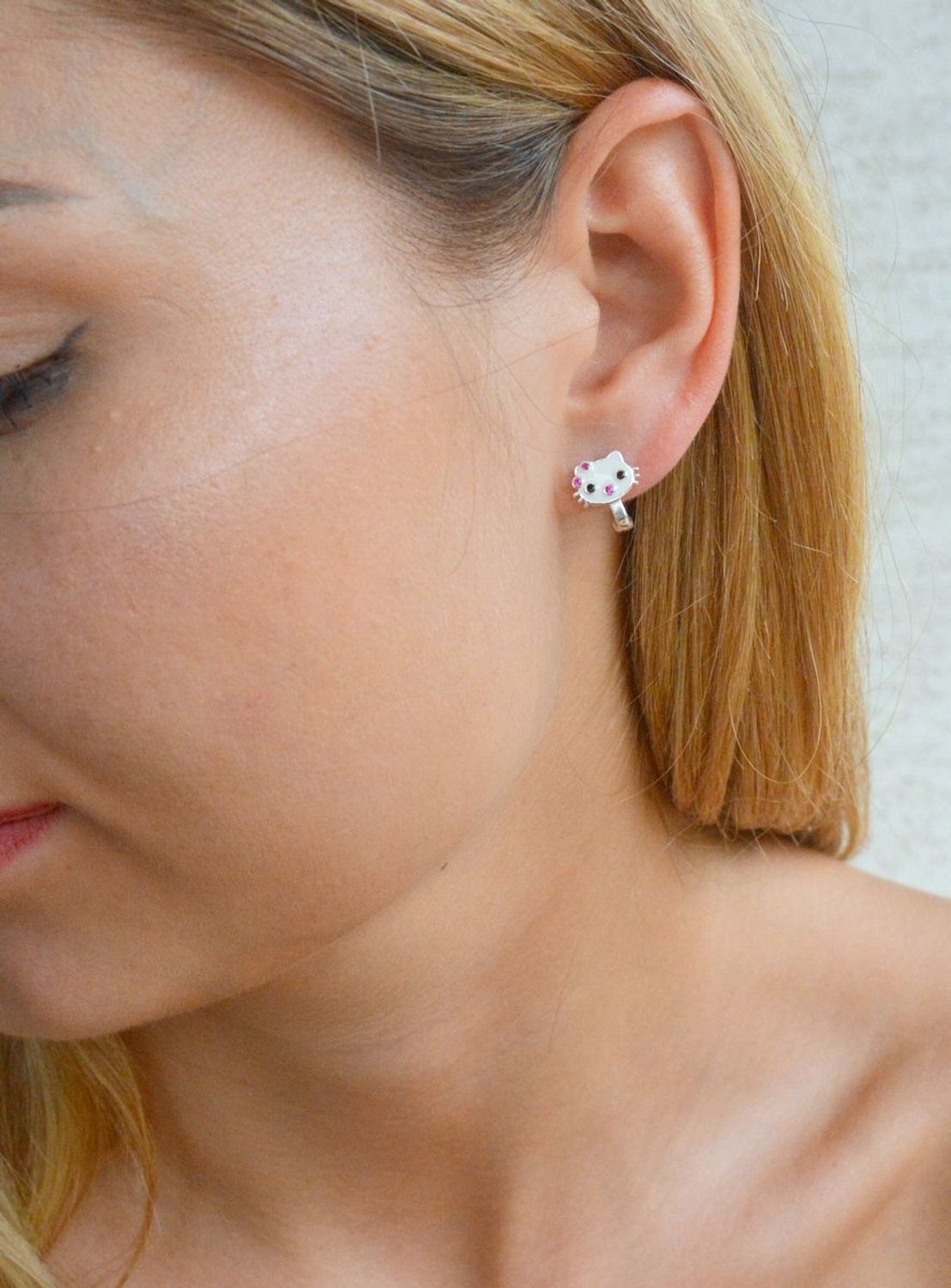 Srebrne kolczyki dla dziewczynki 'Hello Kitty' DIA-KLC-9809-925. Te kolczyki oczarują każdą małą modnisie. Kolczyki z motywem postaci z bajki to świetny upominek na prezent. Kolczyki na angielskie zapięcie. Kolczyki Hello Kitt.jpg