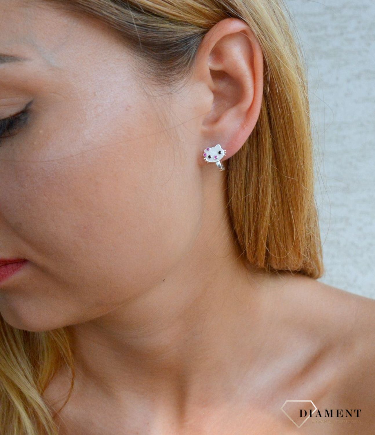 Srebrne kolczyki dla dziewczynki 'Hello Kitty' DIA-KLC-9809-925. Te kolczyki oczarują każdą małą modnisie. Kolczyki z motywem postaci z bajki to świetny upominek na prezent. Kolczyki na angielskie zapięcie. Kolczyki Hello Kitt.jpg