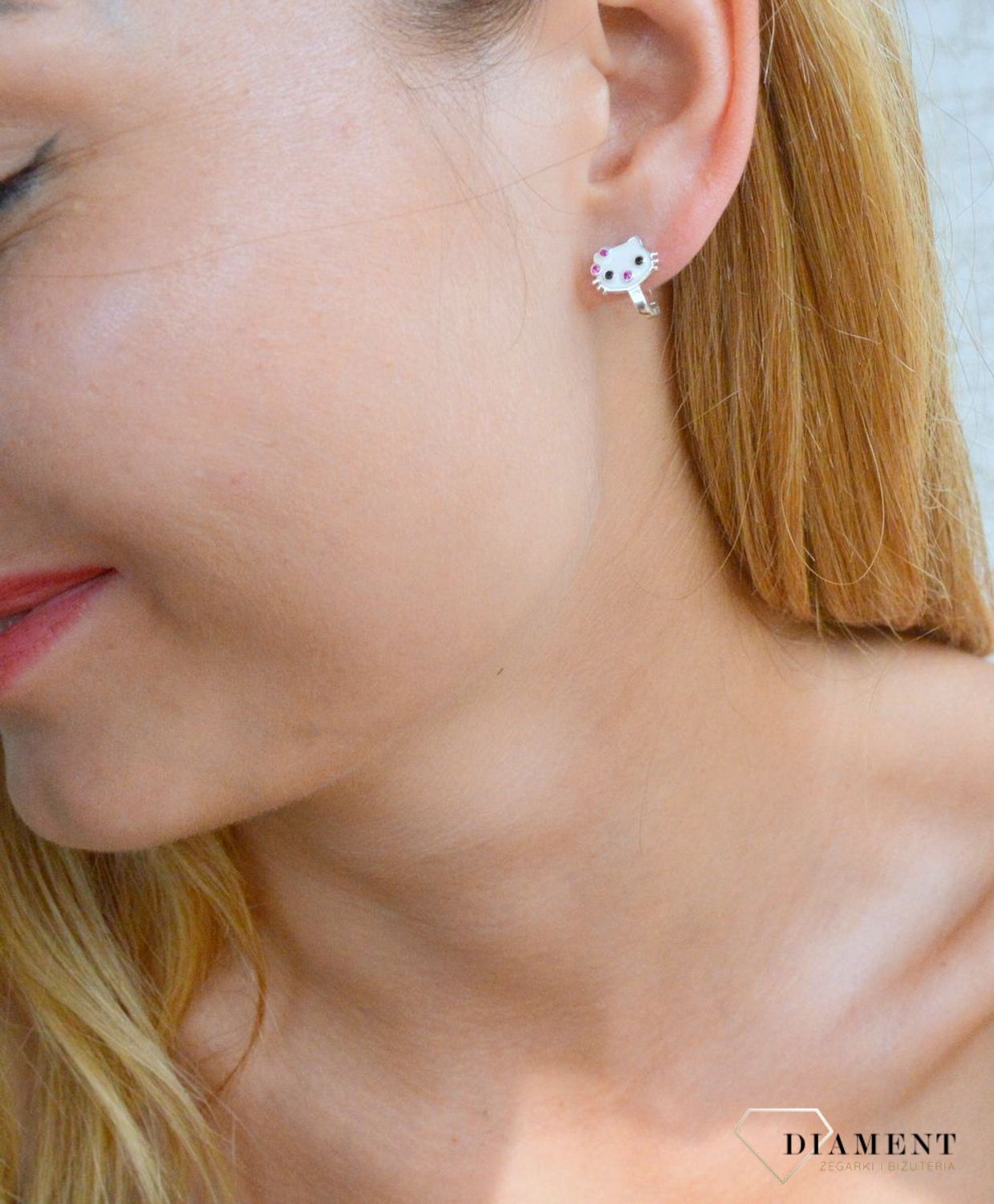Srebrne kolczyki dla dziewczynki 'Hello Kitty' DIA-KLC-9809-925. Te kolczyki oczarują każdą małą modnisie. Kolczyki z motywem postaci z bajki to świetny upominek na prezent. Kolczyki na angielskie zapięcie. Kolczyki Hello Kitt.jpg