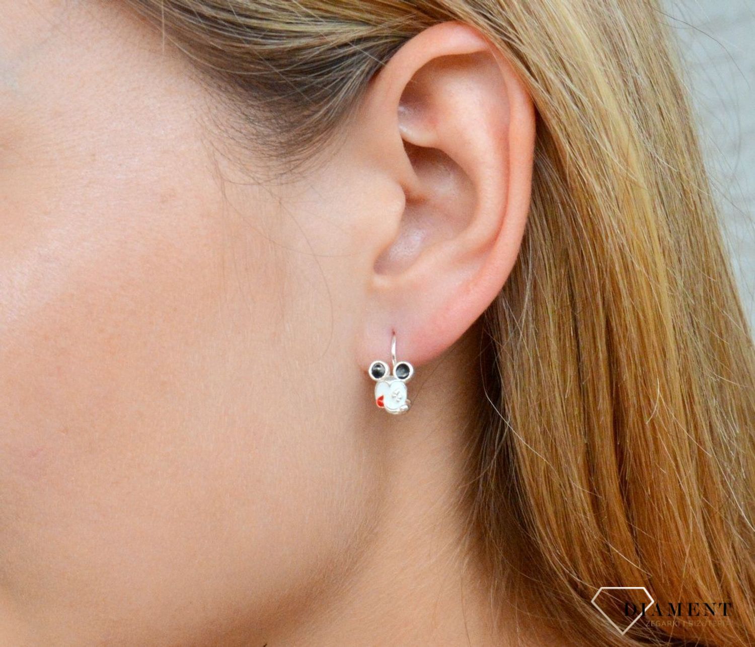 Srebrne kolczyki dla dziewczynki Myszka Miki DIA-KLC-9810-925. Kolczyki zostały starannie ozdobione emalią. Idealny prezent dla małej modnisi. Kolczyki przedstawiające Myszkę Miki. Świetny pomysł na upominek..jpg