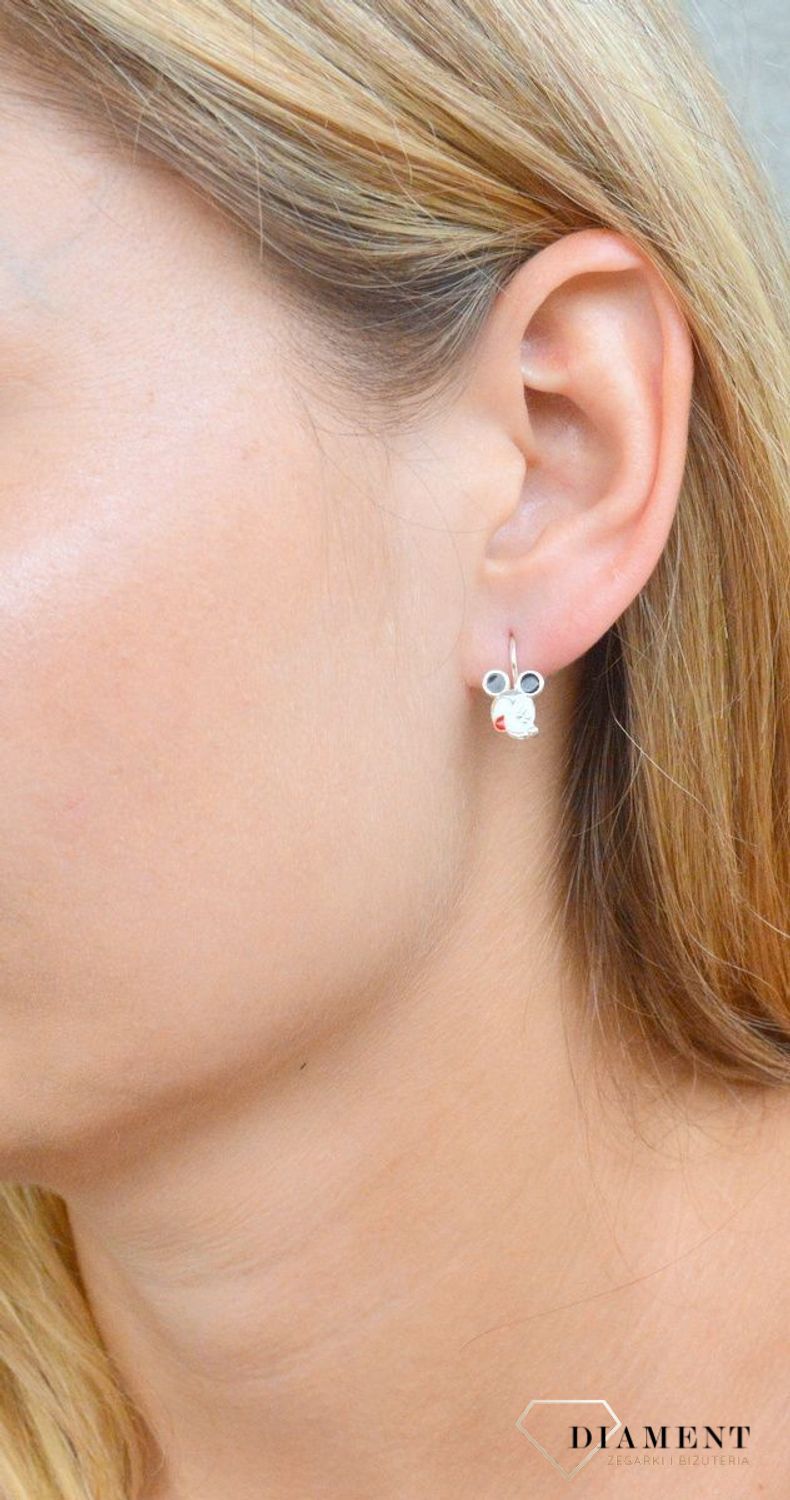 Srebrne kolczyki dla dziewczynki Myszka Miki DIA-KLC-9810-925. Kolczyki zostały starannie ozdobione emalią. Idealny prezent dla małej modnisi. Kolczyki przedstawiające Myszkę Miki. Świetny pomysł na upominek..jpg