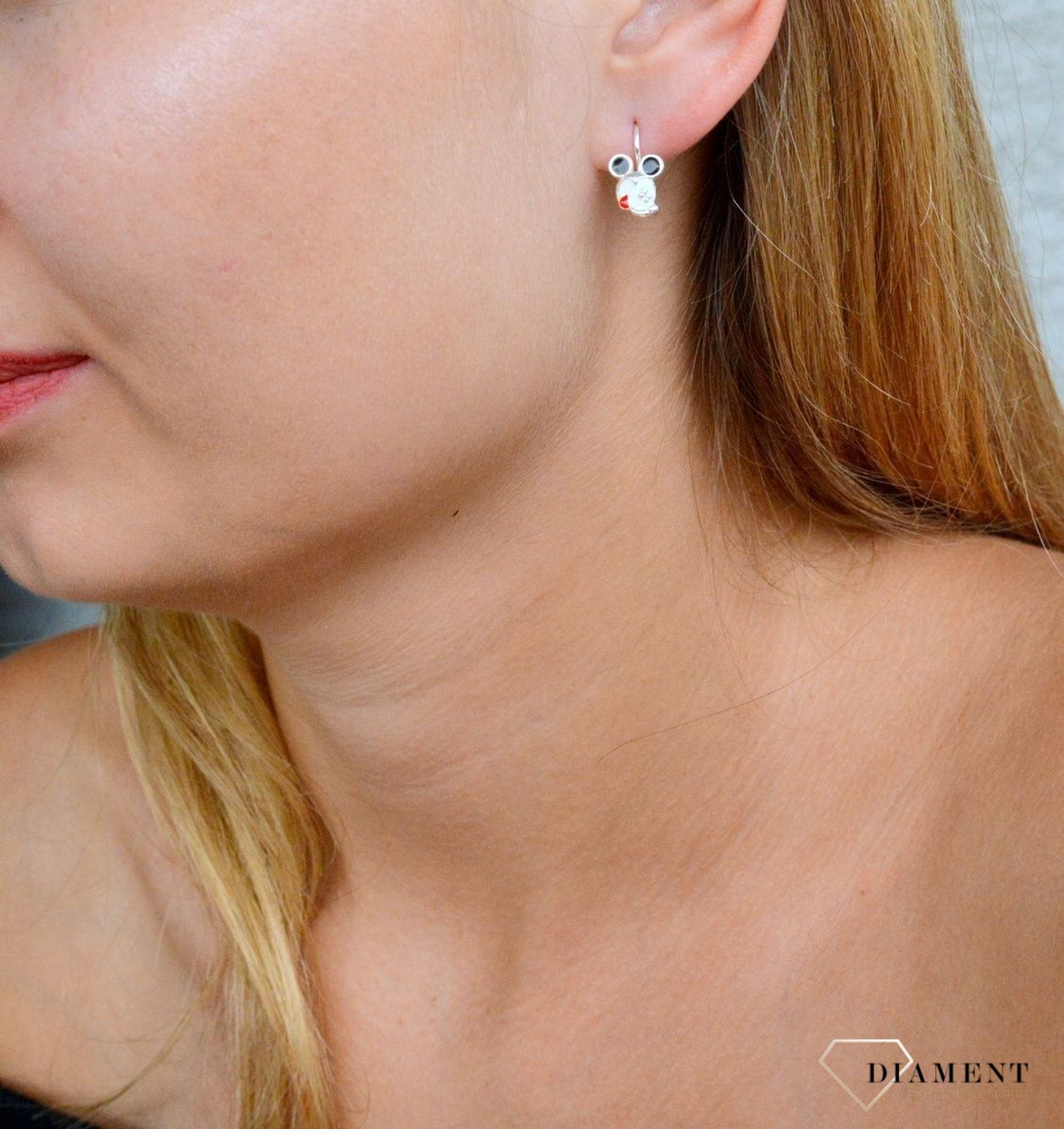 Srebrne kolczyki dla dziewczynki Myszka Miki DIA-KLC-9810-925. Kolczyki zostały starannie ozdobione emalią. Idealny prezent dla małej modnisi. Kolczyki przedstawiające Myszkę Miki. Świetny pomysł na upominek..jpg