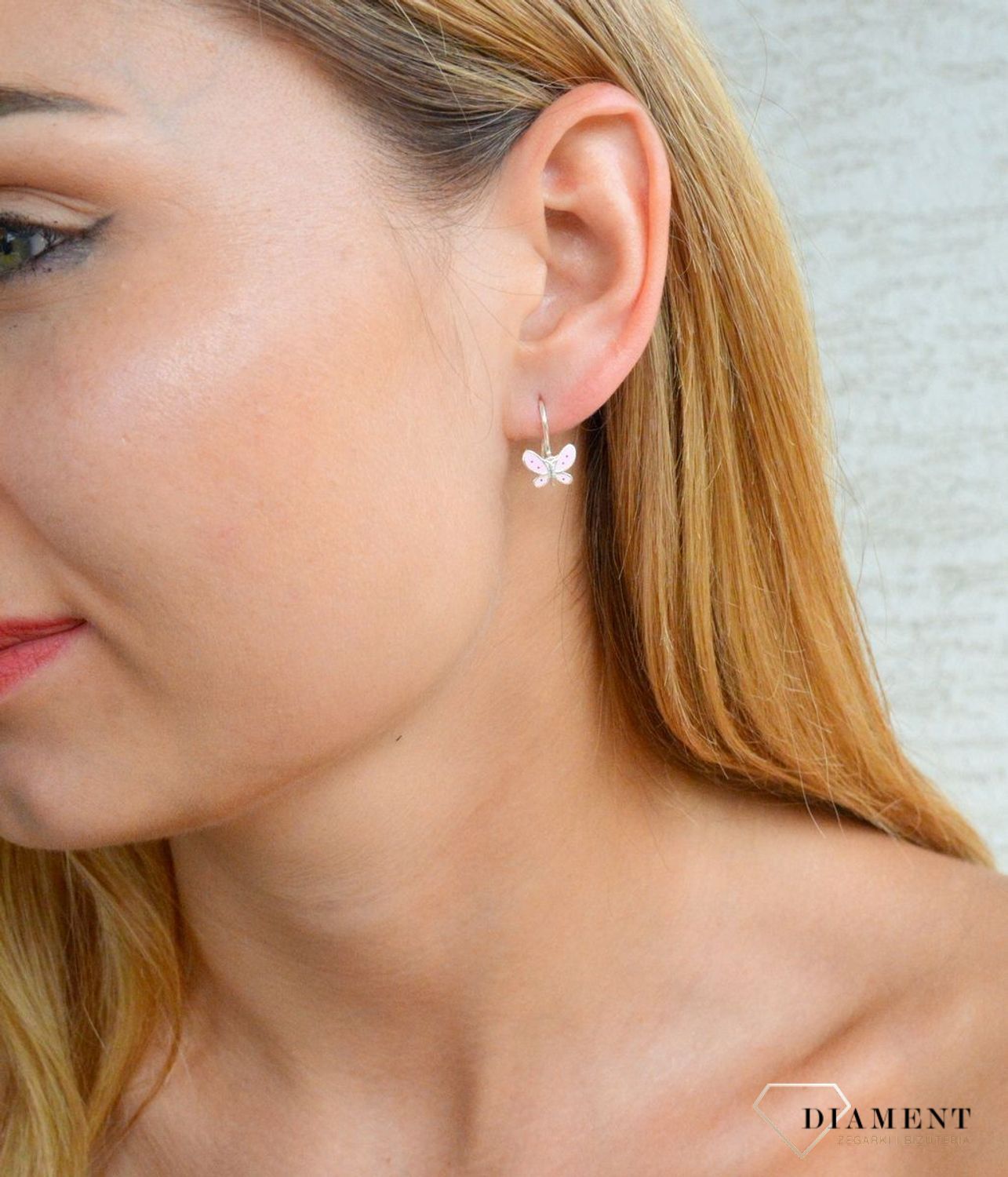 Srebrne kolczyki dla dziewczynki 'Różowe motylki' DIA-KLC-9811-925. Kolczyki to świetny upominek na prezent, który możesz sprawić dla siebie lub podarować bliskiej osobie. Kolczyki z wygodnym zapięciem na bigiel. Świetna ozdob.jpg