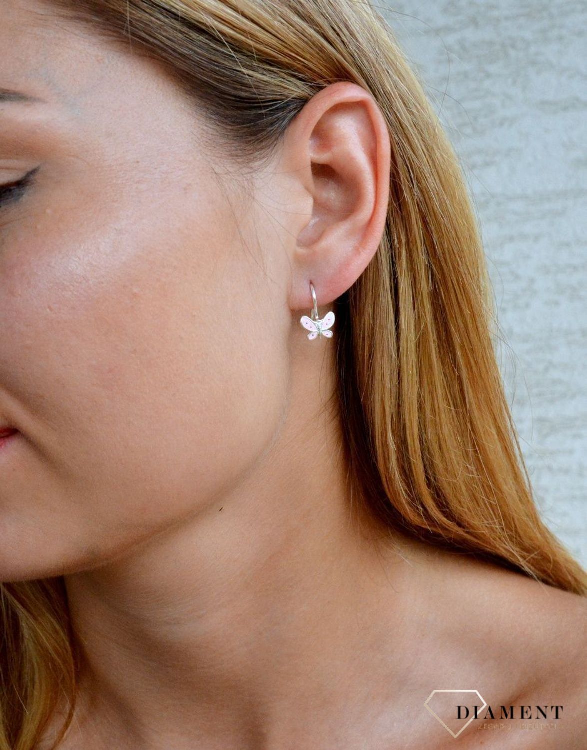 Srebrne kolczyki dla dziewczynki 'Różowe motylki' DIA-KLC-9811-925. Kolczyki to świetny upominek na prezent, który możesz sprawić dla siebie lub podarować bliskiej osobie. Kolczyki z wygodnym zapięciem na bigiel. Świetna ozdob.jpg