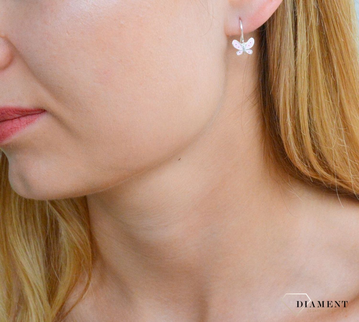 Srebrne kolczyki dla dziewczynki 'Różowe motylki' DIA-KLC-9811-925. Kolczyki to świetny upominek na prezent, który możesz sprawić dla siebie lub podarować bliskiej osobie. Kolczyki z wygodnym zapięciem na bigiel. Świetna ozdob.jpg