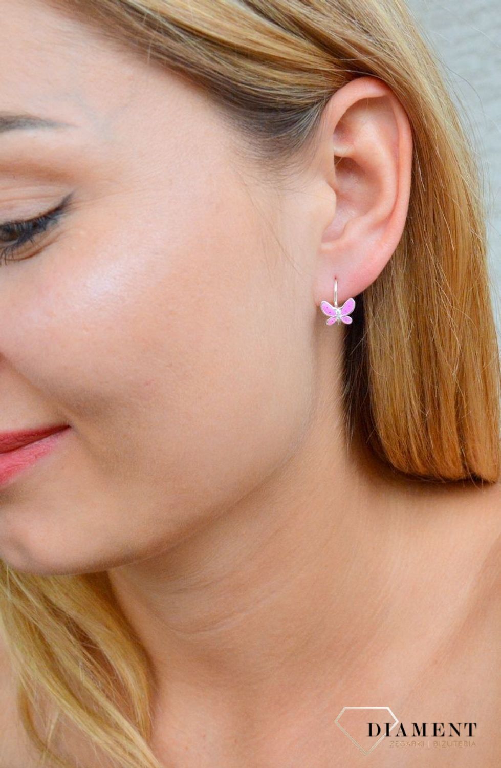 Kolczyki srebrne dla dziewczynki Różowe motylki DIA-KLC-9812-925. Kolczyki zostały starannie ozdobione emalią. Idealny prezent dla małej modnisi. Kolczyki przedstawiające motylka. Świetny pomysł na upominek..jpg