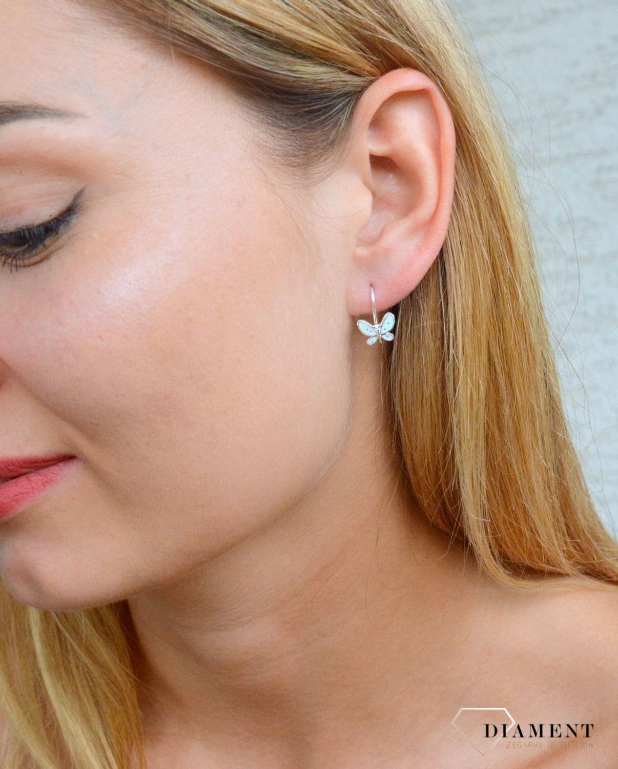 Kolczyki srebrne dla dziewczynki Błękitne motylki DIA-KLC-9813-925.  Kolczyki zostały starannie ozdobione emalią. Idealny prezent dla małej modnisi. Kolczyki przedstawiające motylka. Świetny pomysł na upominek..jpg