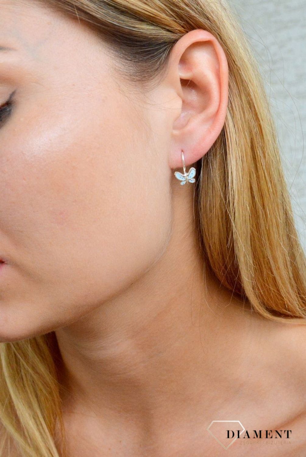 Kolczyki srebrne dla dziewczynki Błękitne motylki DIA-KLC-9813-925.  Kolczyki zostały starannie ozdobione emalią. Idealny prezent dla małej modnisi. Kolczyki przedstawiające motylka. Świetny pomysł na upominek..jpg