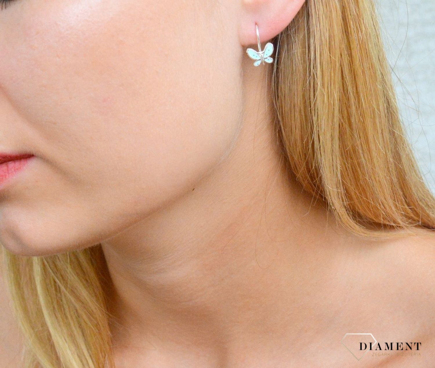 Kolczyki srebrne dla dziewczynki Błękitne motylki DIA-KLC-9813-925.  Kolczyki zostały starannie ozdobione emalią. Idealny prezent dla małej modnisi. Kolczyki przedstawiające motylka. Świetny pomysł na upominek..jpg