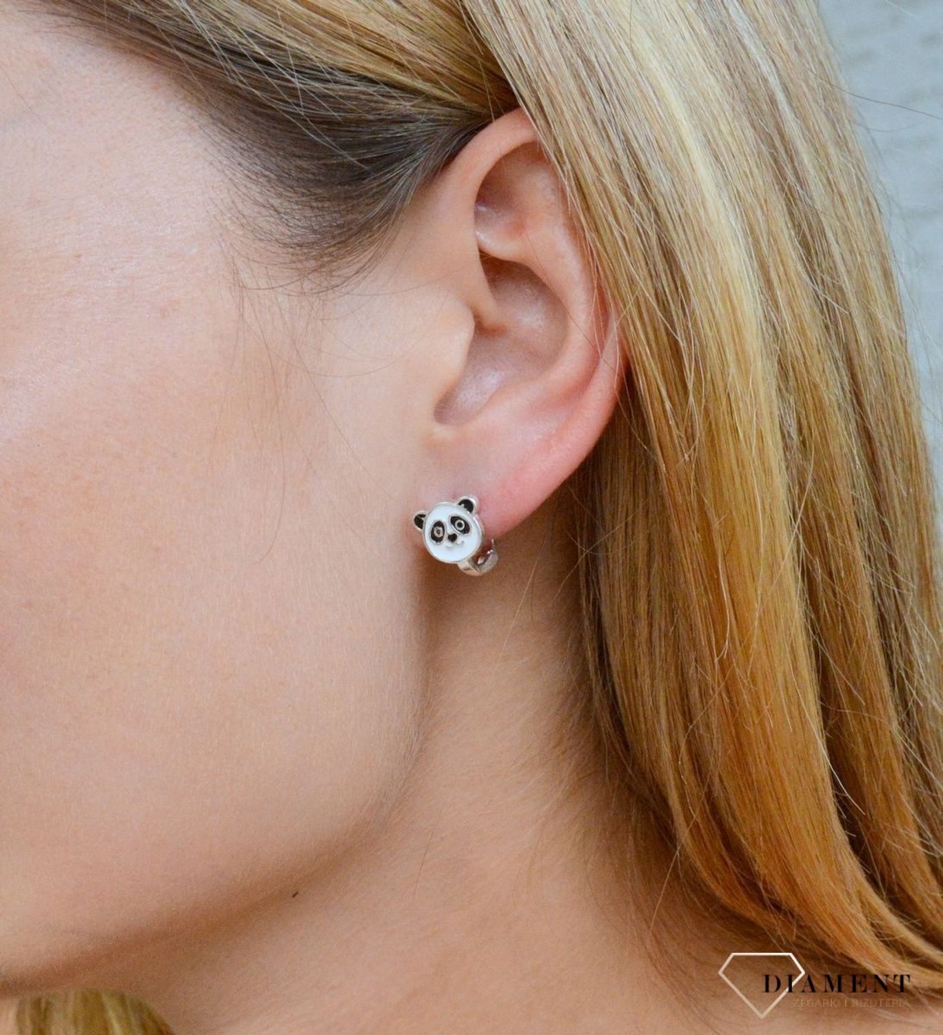 Srebrne kolczyki dla dziewczynki 'Głowa Pandy' DIA-KLC-9816-925. Kolczyki zostały starannie ozdobione emalią. Idealny prezent dla małej modnisi. Kolczyki przedstawiające głowę Pandy. Miś z bajki. Świetny pomysł na upominek..jpg