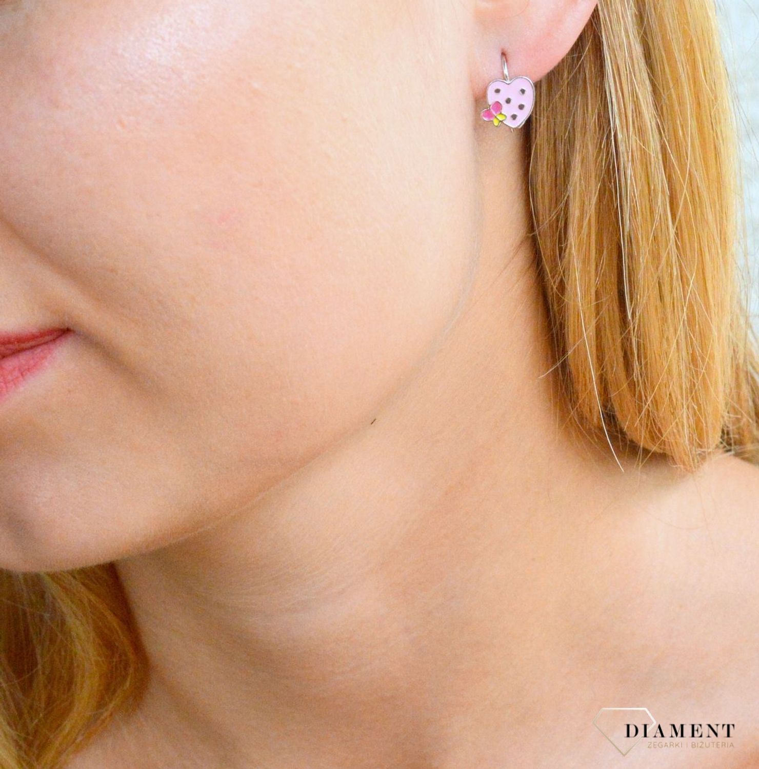 Kolczyki srebrne dla dziewczynki Serduszka z motylkiem DIA-KLC-9820-925. Kolczyki różowe serca. Kolczyki zostały starannie ozdobione emalią. Idealny prezent dla małej modnisi. Kolczyki dla córki..jpg