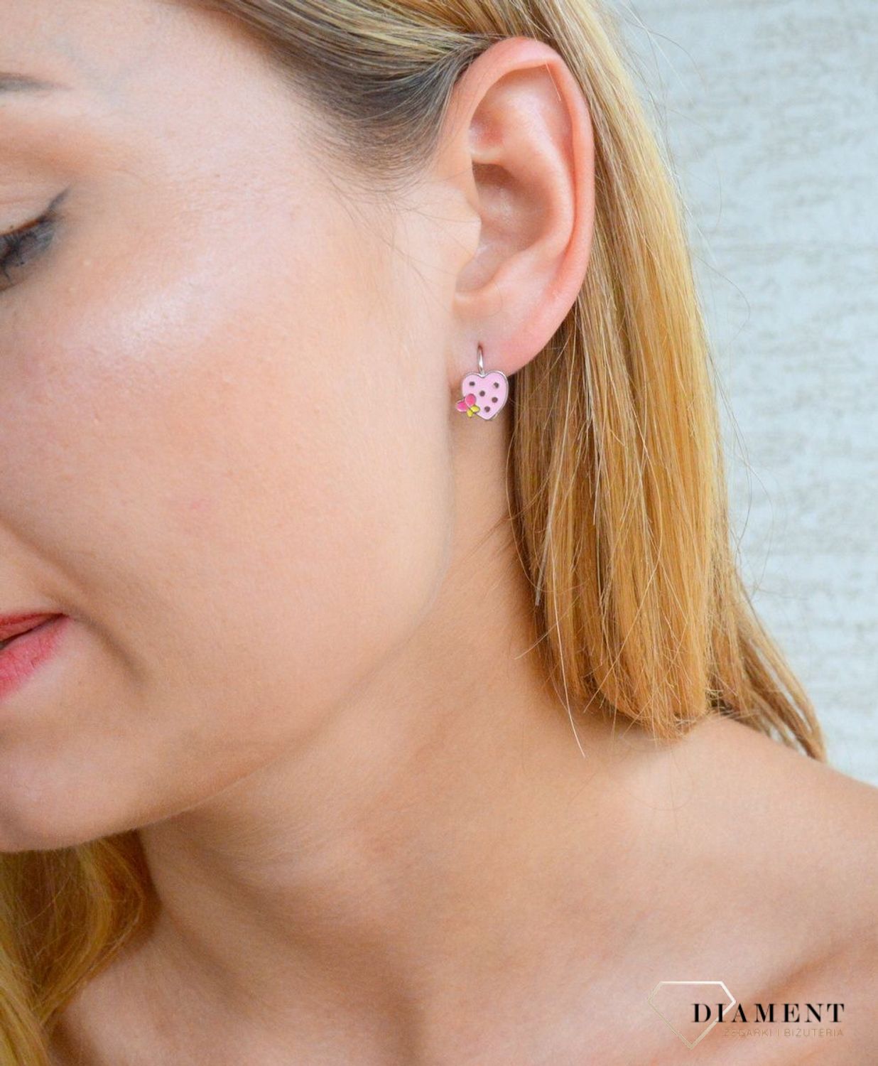 Kolczyki srebrne dla dziewczynki Serduszka z motylkiem DIA-KLC-9820-925. Kolczyki różowe serca. Kolczyki zostały starannie ozdobione emalią. Idealny prezent dla małej modnisi. Kolczyki dla córki..jpg
