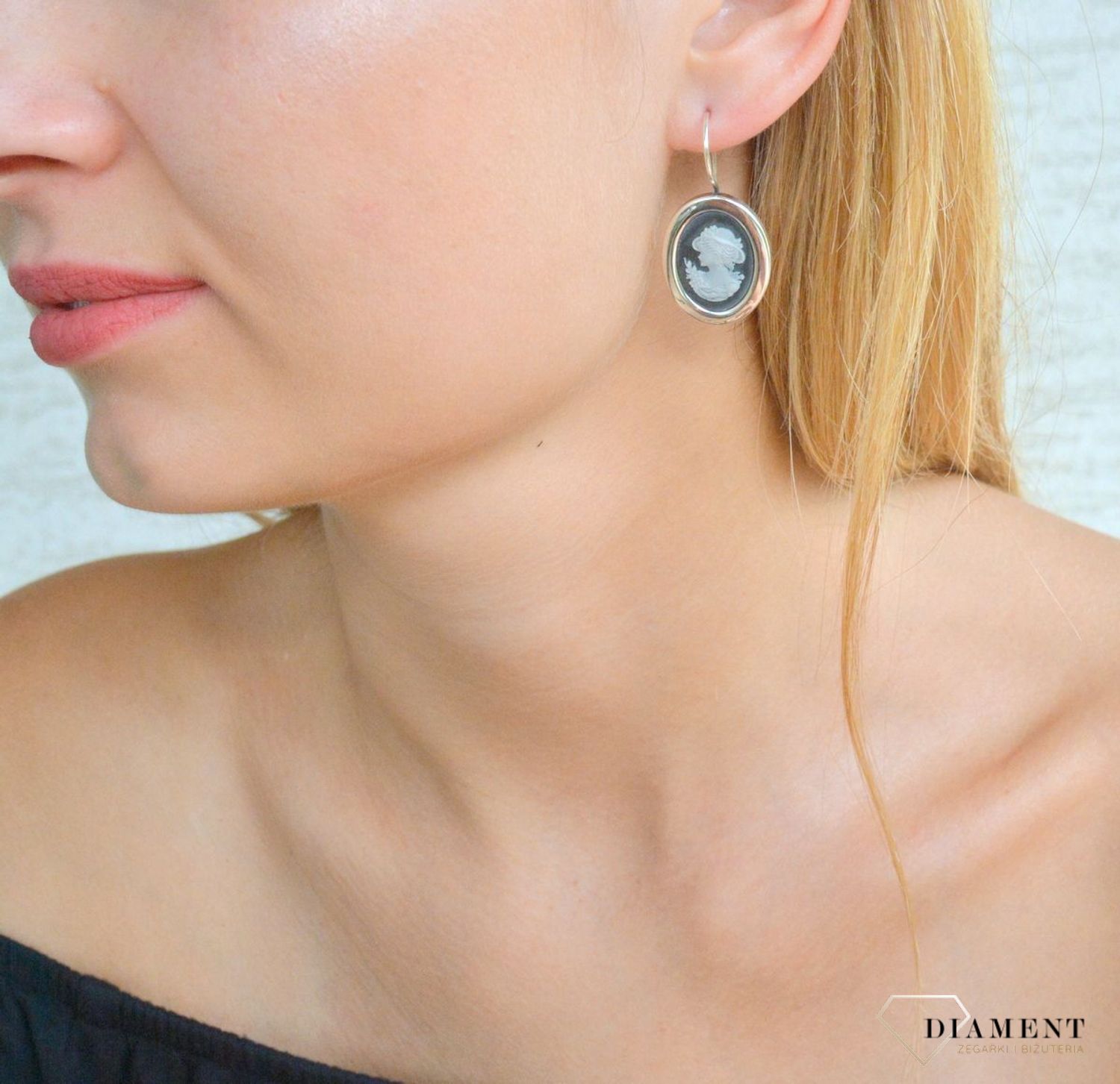 Srebrne kolczyki wiszące Pani Walewska KAMEA DIA-KLC-9825-925. Kolczyki srebrne wiszące z motywem Pani Walewskiej ''Kamea'' z kamieniem naturalnym agat oraz masą perłową. Kolczyki srebrne o owalnym kształcie ze wzorem ''Kamea'.jpg