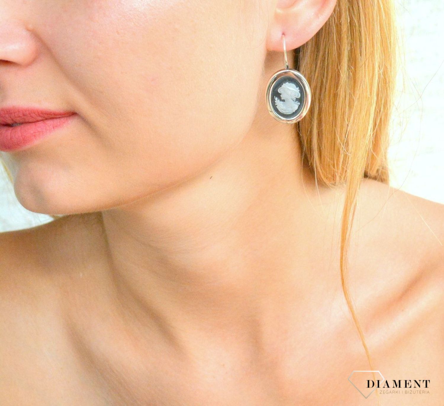 Srebrne kolczyki wiszące Pani Walewska KAMEA DIA-KLC-9825-925. Kolczyki srebrne wiszące z motywem Pani Walewskiej ''Kamea'' z kamieniem naturalnym agat oraz masą perłową. Kolczyki srebrne o owalnym kształcie ze wzorem ''Kamea'.jpg