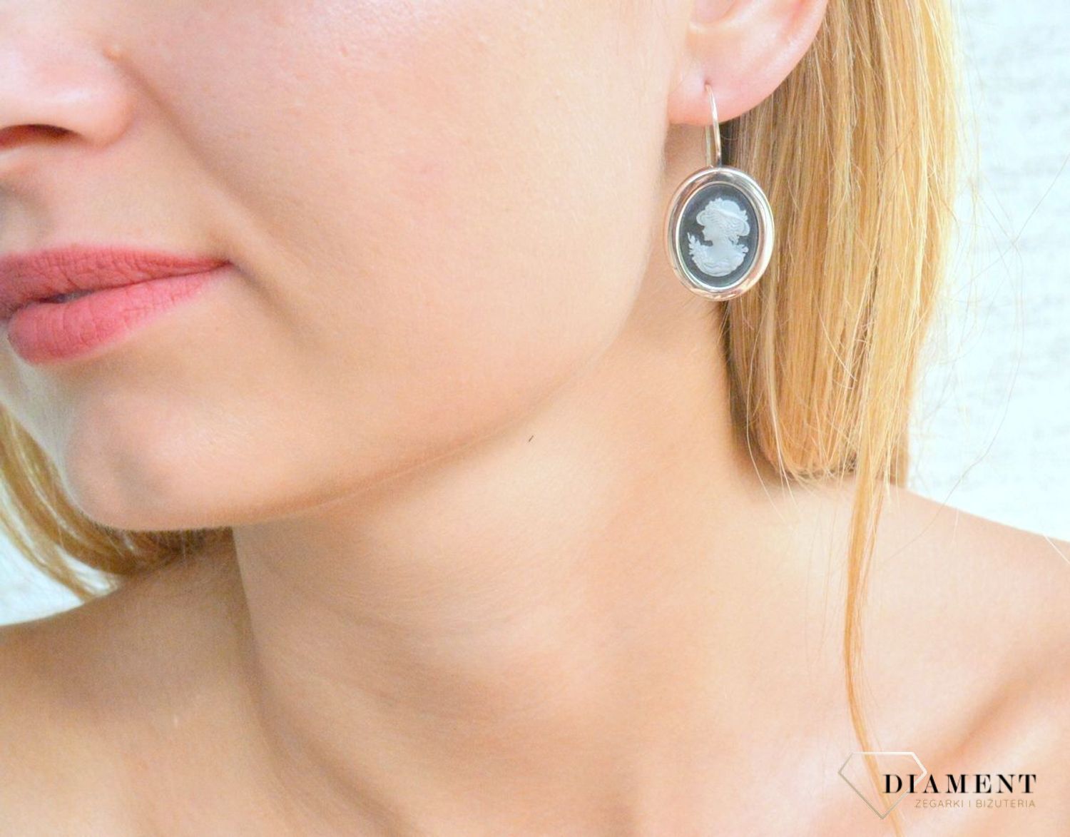 Srebrne kolczyki wiszące Pani Walewska KAMEA DIA-KLC-9825-925. Kolczyki srebrne wiszące z motywem Pani Walewskiej ''Kamea'' z kamieniem naturalnym agat oraz masą perłową. Kolczyki srebrne o owalnym kształcie ze wzorem ''Kamea'.jpg
