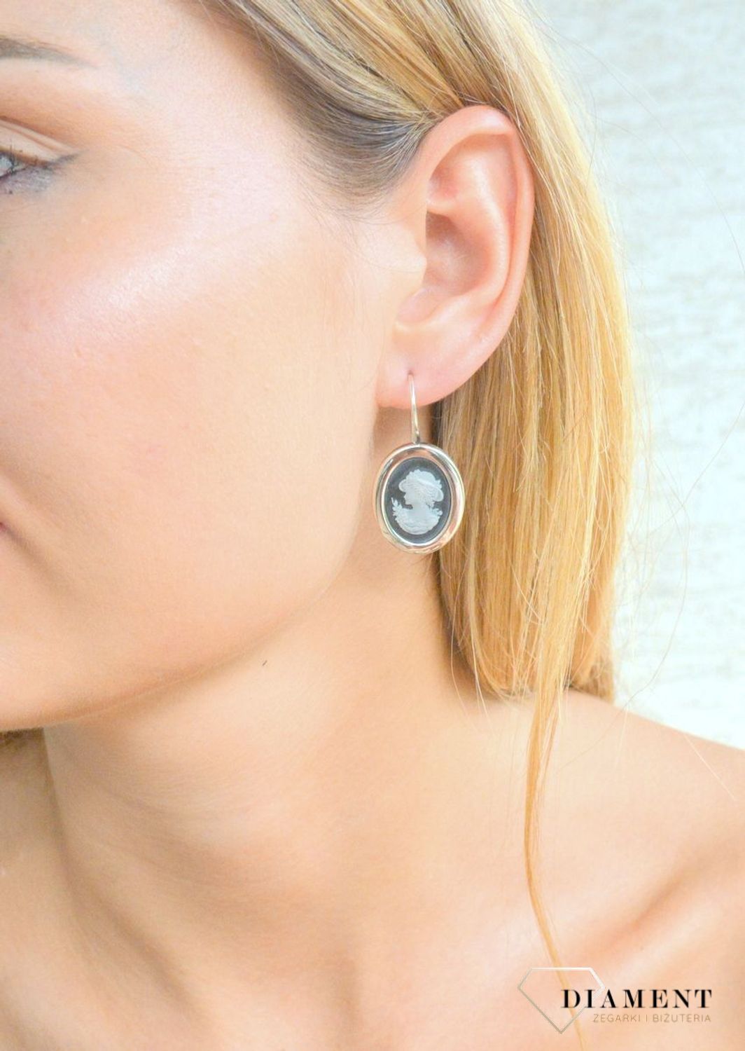 Srebrne kolczyki wiszące Pani Walewska KAMEA DIA-KLC-9825-925. Kolczyki srebrne wiszące z motywem Pani Walewskiej ''Kamea'' z kamieniem naturalnym agat oraz masą perłową. Kolczyki srebrne o owalnym kształcie ze wzorem ''Kamea'.jpg