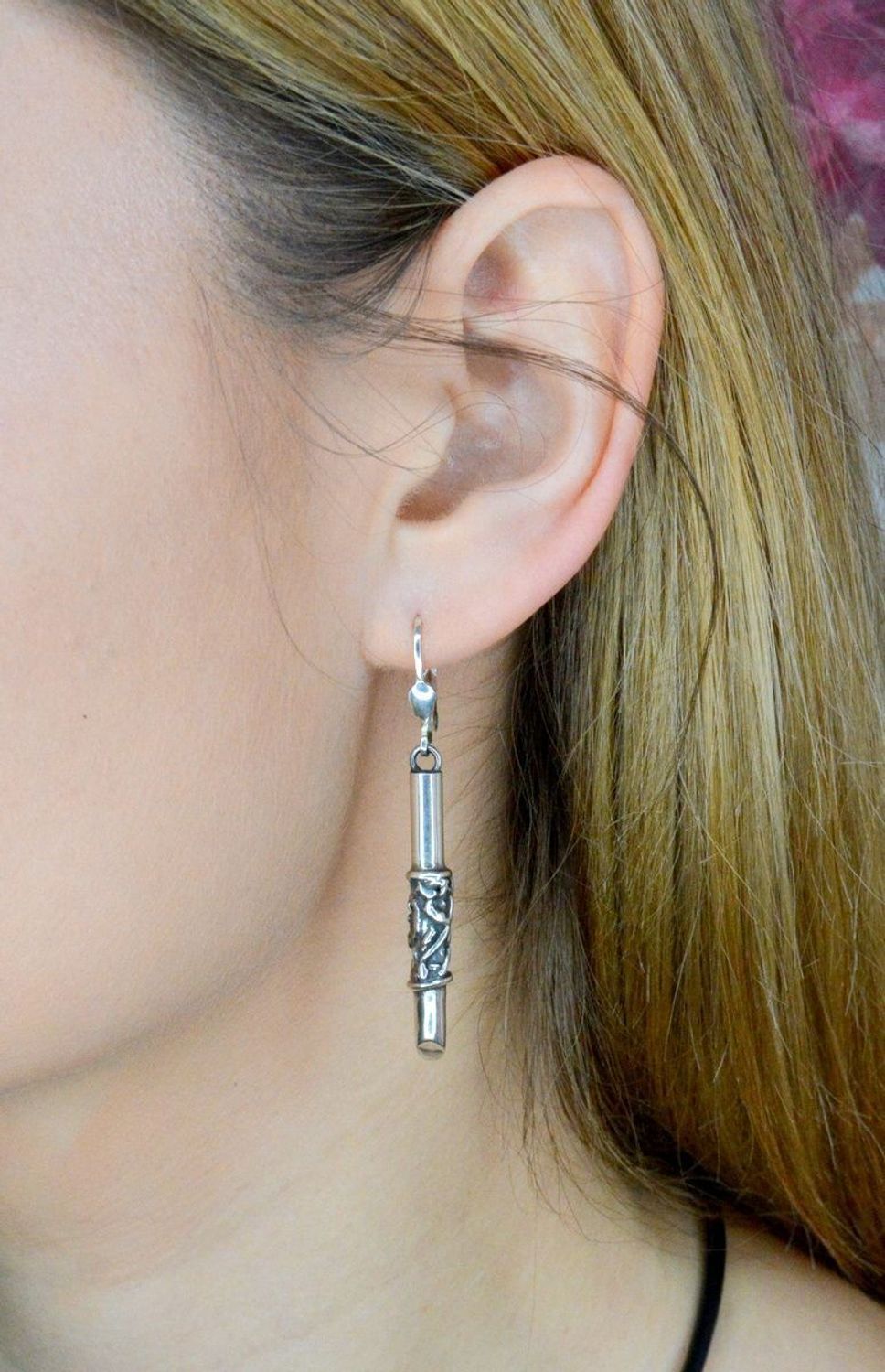 Srebrne kolczyki wiszące z ozdobnym grawerowaniem DIA-KLC-9836-925. Srebrne kolczyki podłużne z grawerowaniem. Kolczyki z elementem ozdobnym  to doskonała propozycja dla osób szukających modnych, minimalistycznych dodatków. Kolczyki.jpg