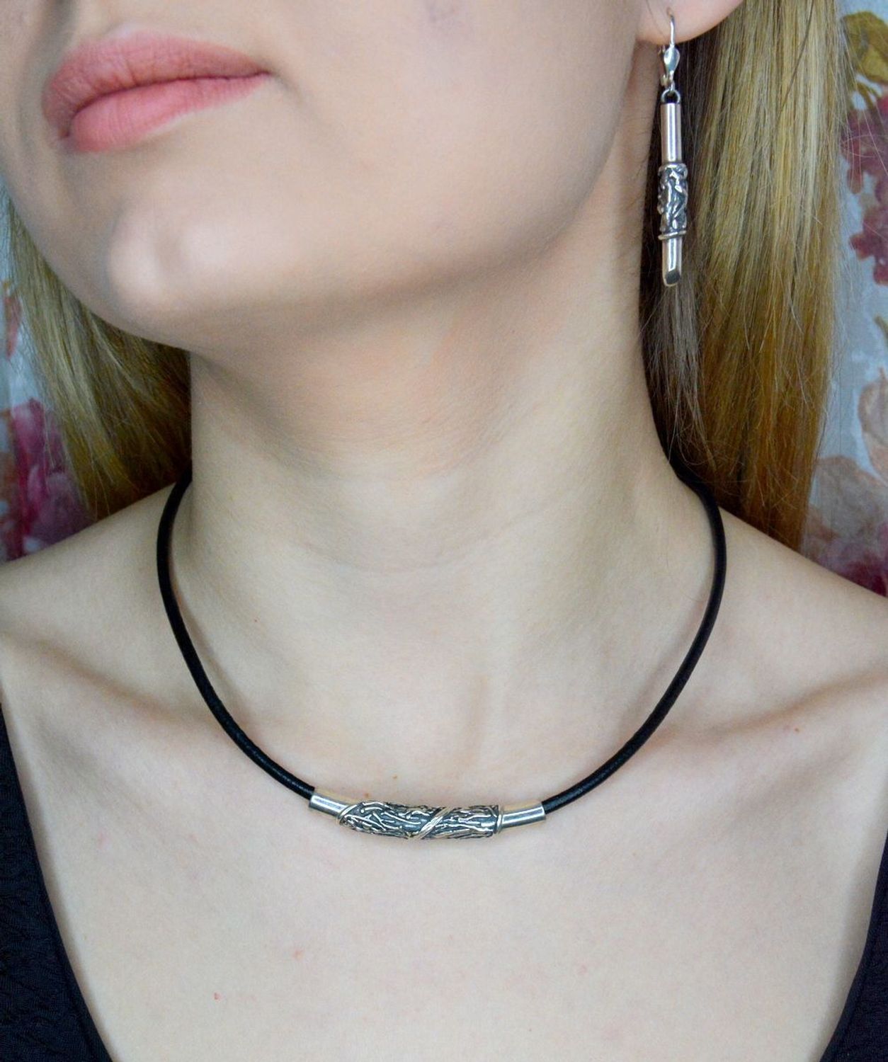 Srebrne kolczyki wiszące z ozdobnym grawerowaniem DIA-KLC-9836-925. Srebrne kolczyki podłużne z grawerowaniem. Kolczyki z elementem ozdobnym  to doskonała propozycja dla osób szukających modnych, minimalistycznych dodatków. Kolczyki.jpg