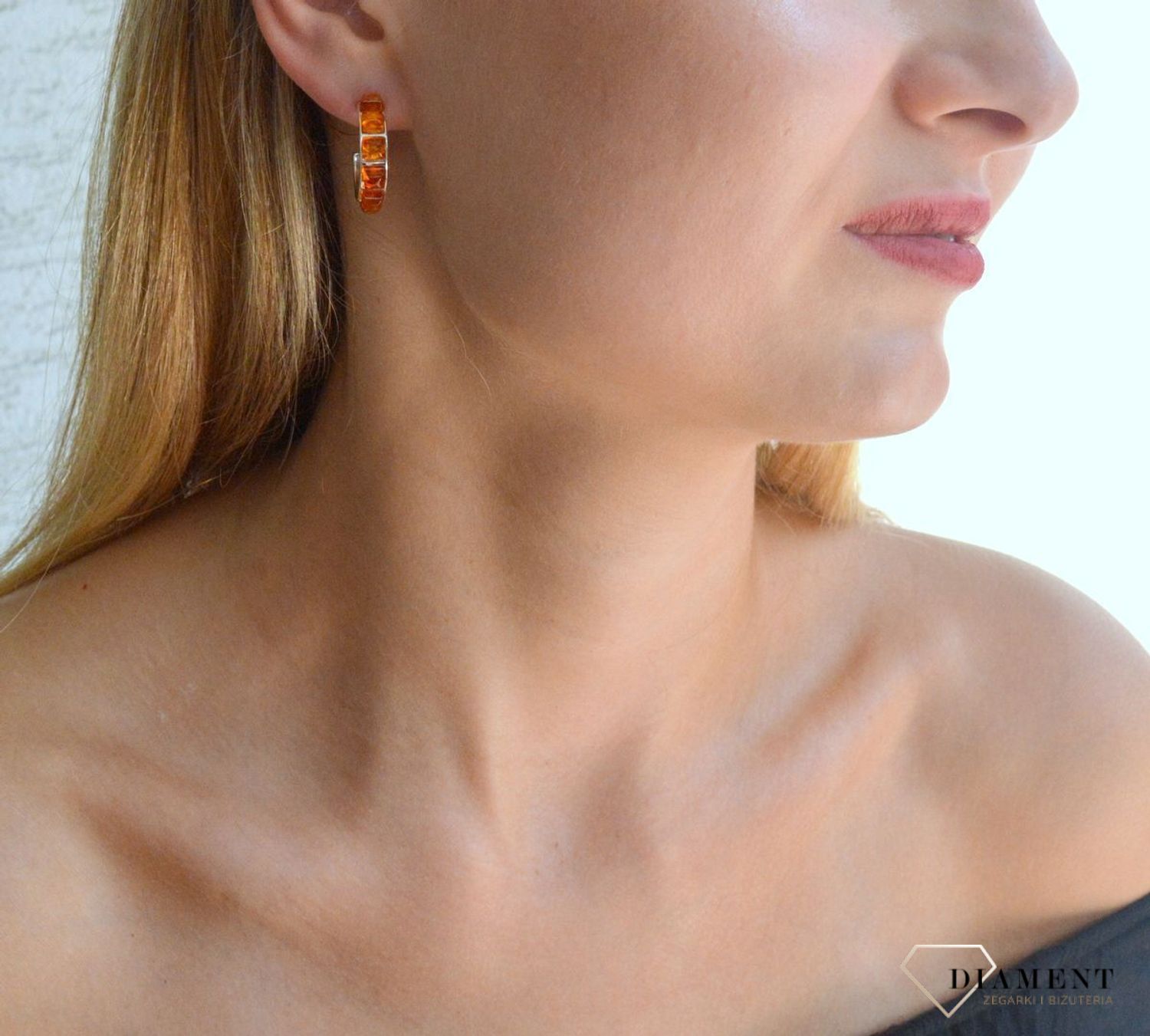 Srebrne kolczyki damskie 925 półokrągłe z koniakowym bursztynem DIA-KLC-9857-925. Srebrne kolczyki damskie wkrętki. Kolczyki damskie półokrągłe z kamieniem. Kolczyki srebrne damskie idealne na prezent. Kolczyki z bursztynem .jpg