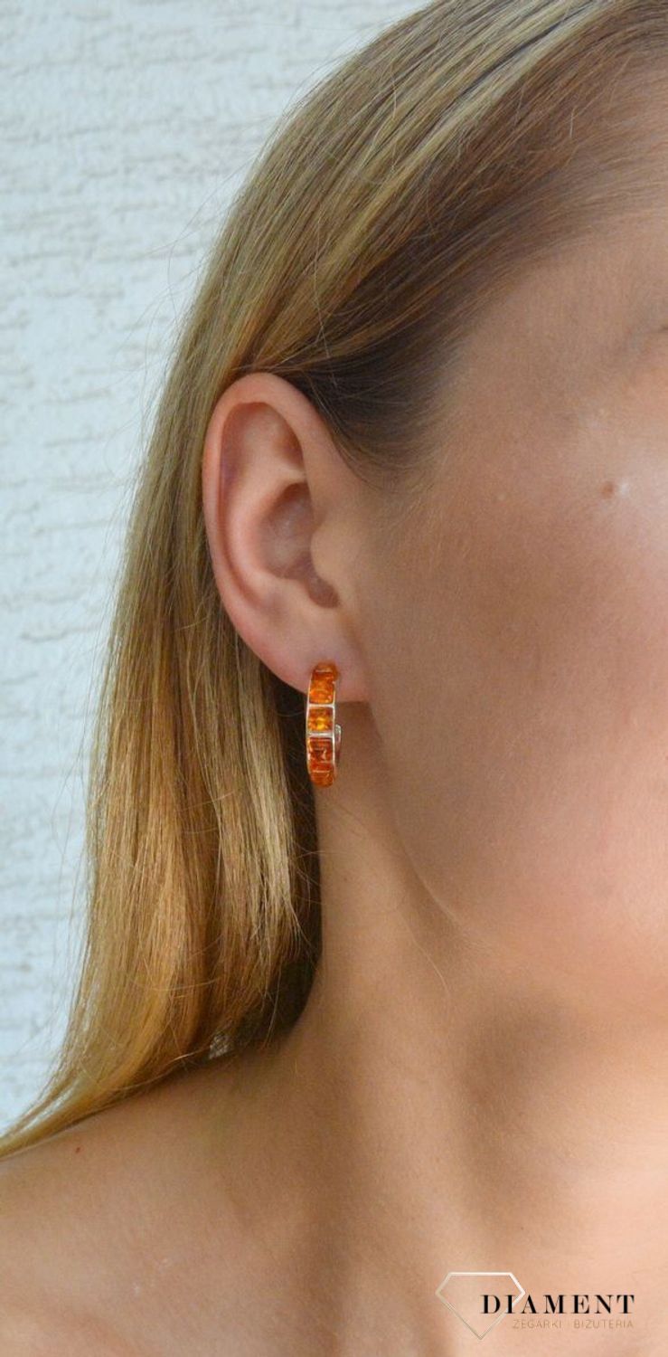 Srebrne kolczyki damskie 925 półokrągłe z koniakowym bursztynem DIA-KLC-9857-925. Srebrne kolczyki damskie wkrętki. Kolczyki damskie półokrągłe z kamieniem. Kolczyki srebrne damskie idealne na prezent. Kolczyki z bursztynem .jpg